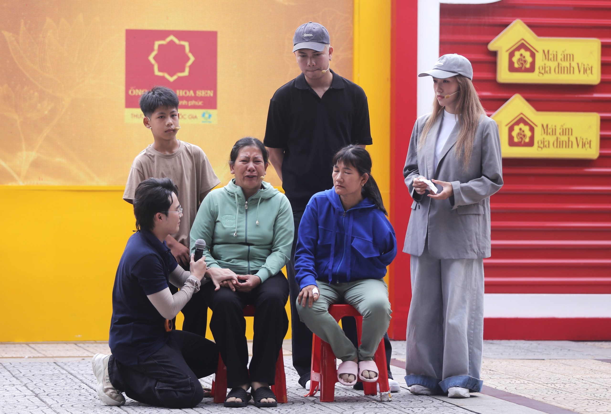 Không kìm được xúc động, chị Hoa nghẹn ngào rơi nước mắt khi kể về hành trình làm mẹ đơn thân trong cảnh khiếm thị, lo sợ con trai thiếu thốn cả vật chất lẫn tình cảm.