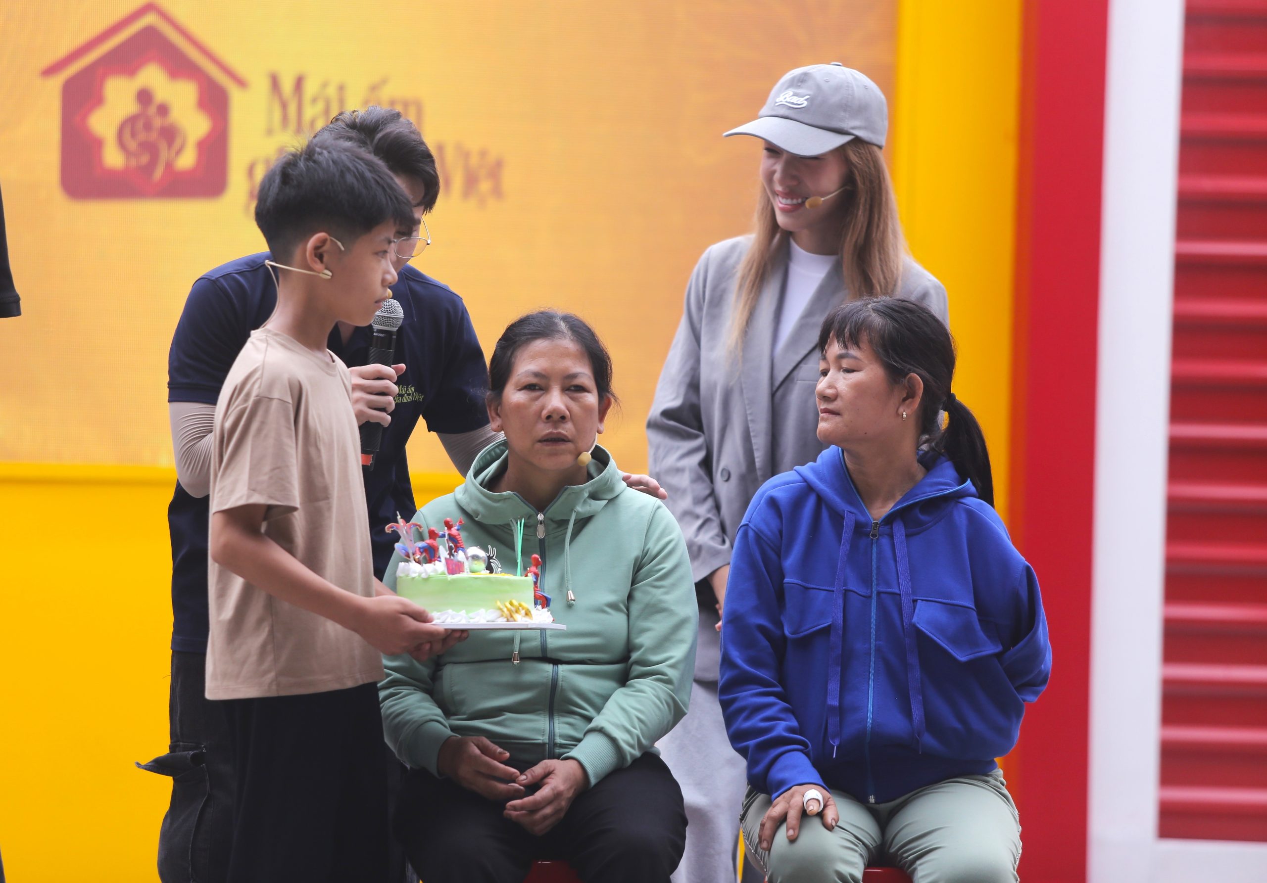 Em Thi Văn Nam cầm chiếc bánh sinh nhật dành tặng mẹ khiếm thị. Điều ước giản dị nhưng đầy cảm động của cậu bé 12 tuổi.