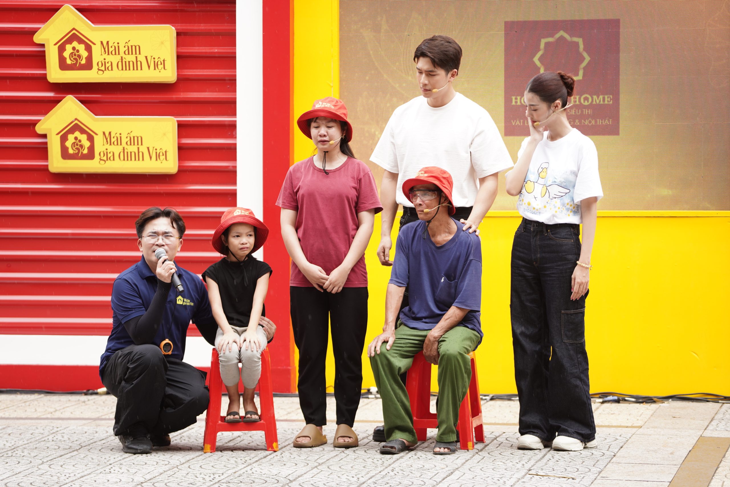 Dù gia cảnh nghèo khó, em Phi Dung luôn cố gắng học tập và mơ ước có tiền cho cha, mẹ chữa bệnh, em và em gái tiếp tục được đến trường.