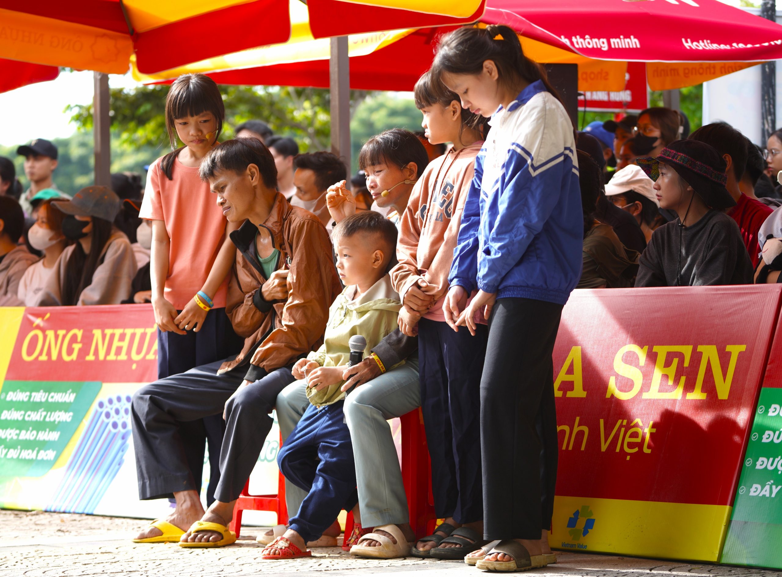 Cả gia đình em Xuân Nhẫn bật khóc khi xem lại những thước phim ghi lại hoàn cảnh của chính mình, không ai kìm được nước mắt.