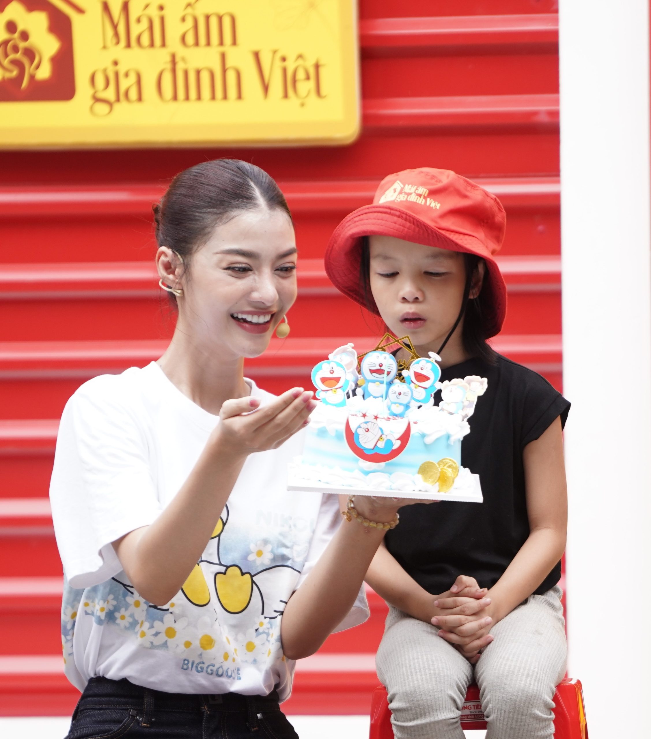 Chiếc bánh kem sinh nhật đầu tiên trong đời của em Đỗ Thị Thu Hiền.