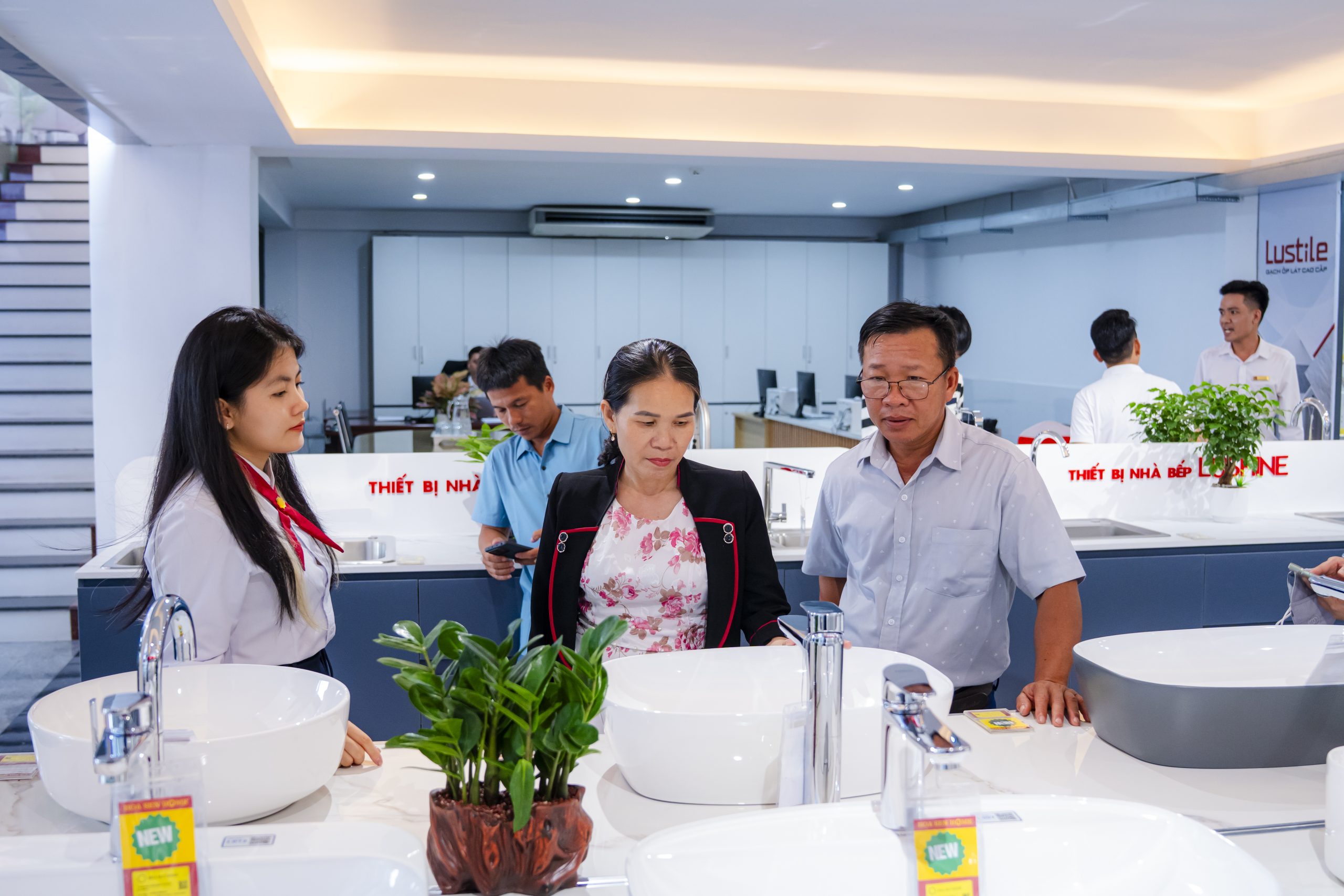 Hệ thống Hoa Sen Home luôn giữ vững cam kết 4Đ trong kinh doanh, áp dụng nghiêm ngặt, xuyên suốt trên toàn hệ thống: Đúng tiêu chuẩn – Đúng chất lượng – Đủ hóa đơn – Được bảo hành. 