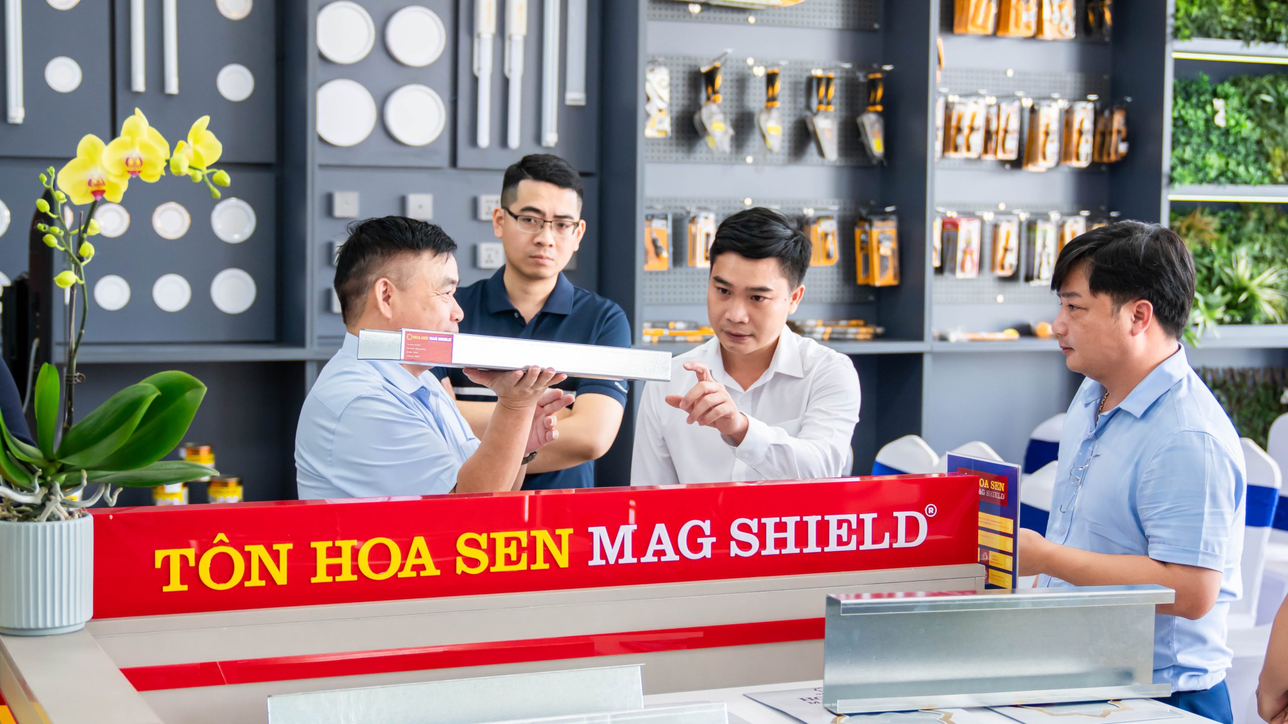 Tôn Hoa Sen Mag Shield chính thức có mặt tại các cửa hàng Hoa Sen Home trên toàn quốc