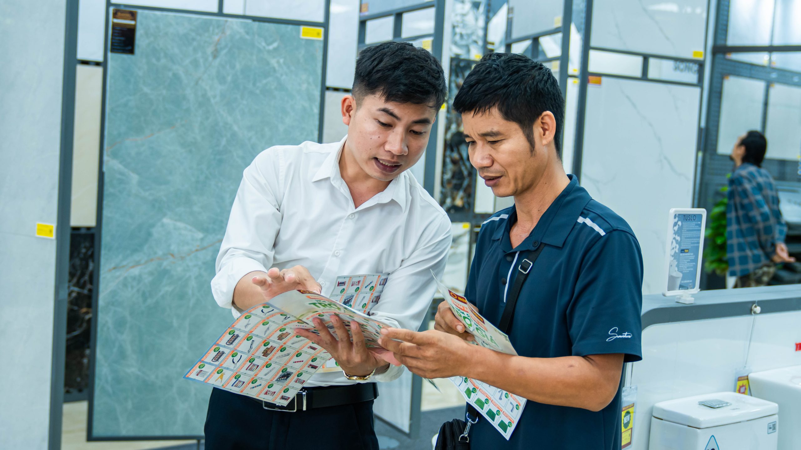 Hệ thống Hoa Sen Home thường xuyên triển khai các chương trình ưu đãi cùng chính sách riêng cho khách hàng sỉ, lẻ và đội ngũ thầu thợ thi công