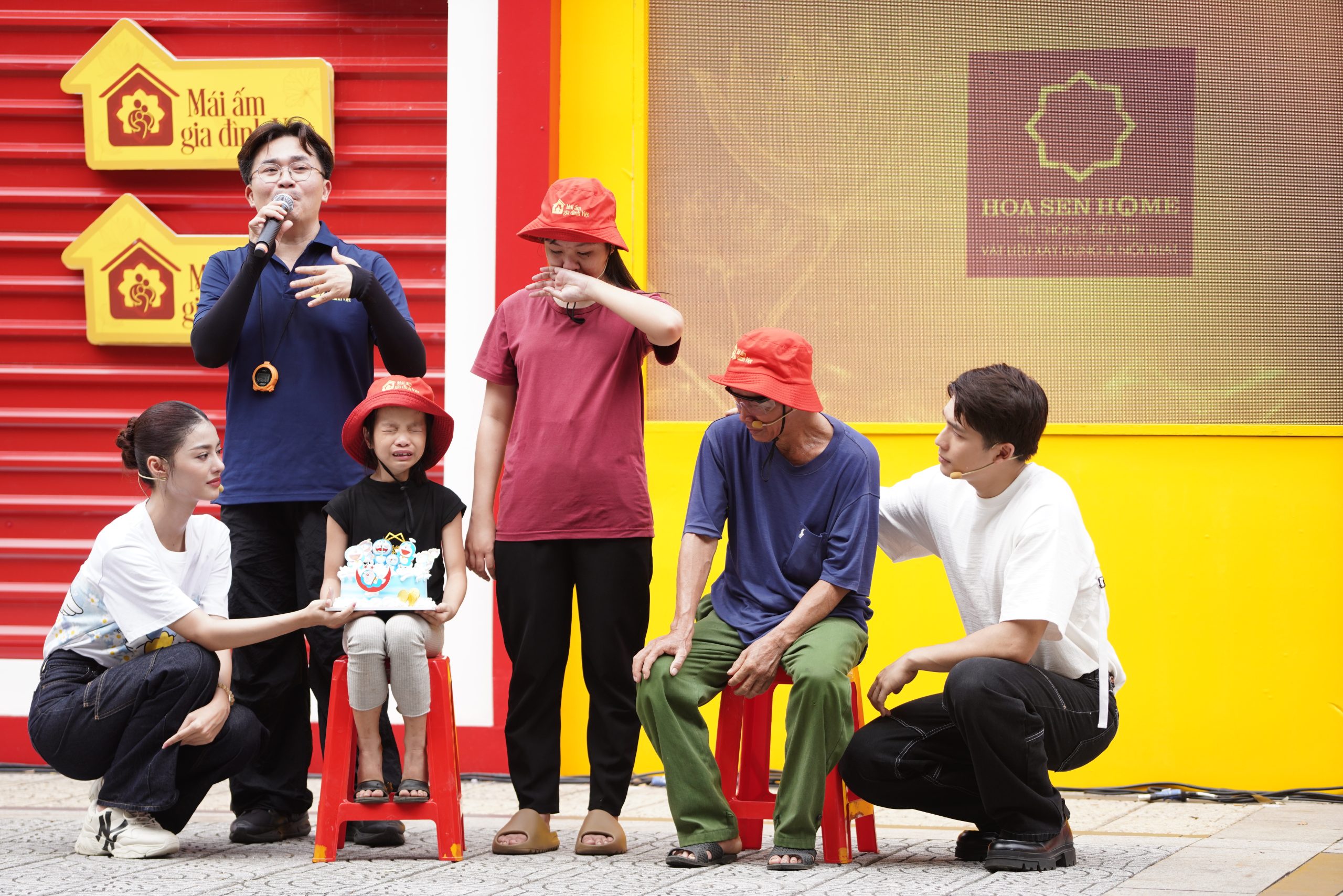 Anh Đỗ Ngọc Hùng không giấu nổi xúc động khi chứng kiến điều ước giản dị của con gái trở thành hiện thực – được tổ chức sinh nhật và nhận quà.