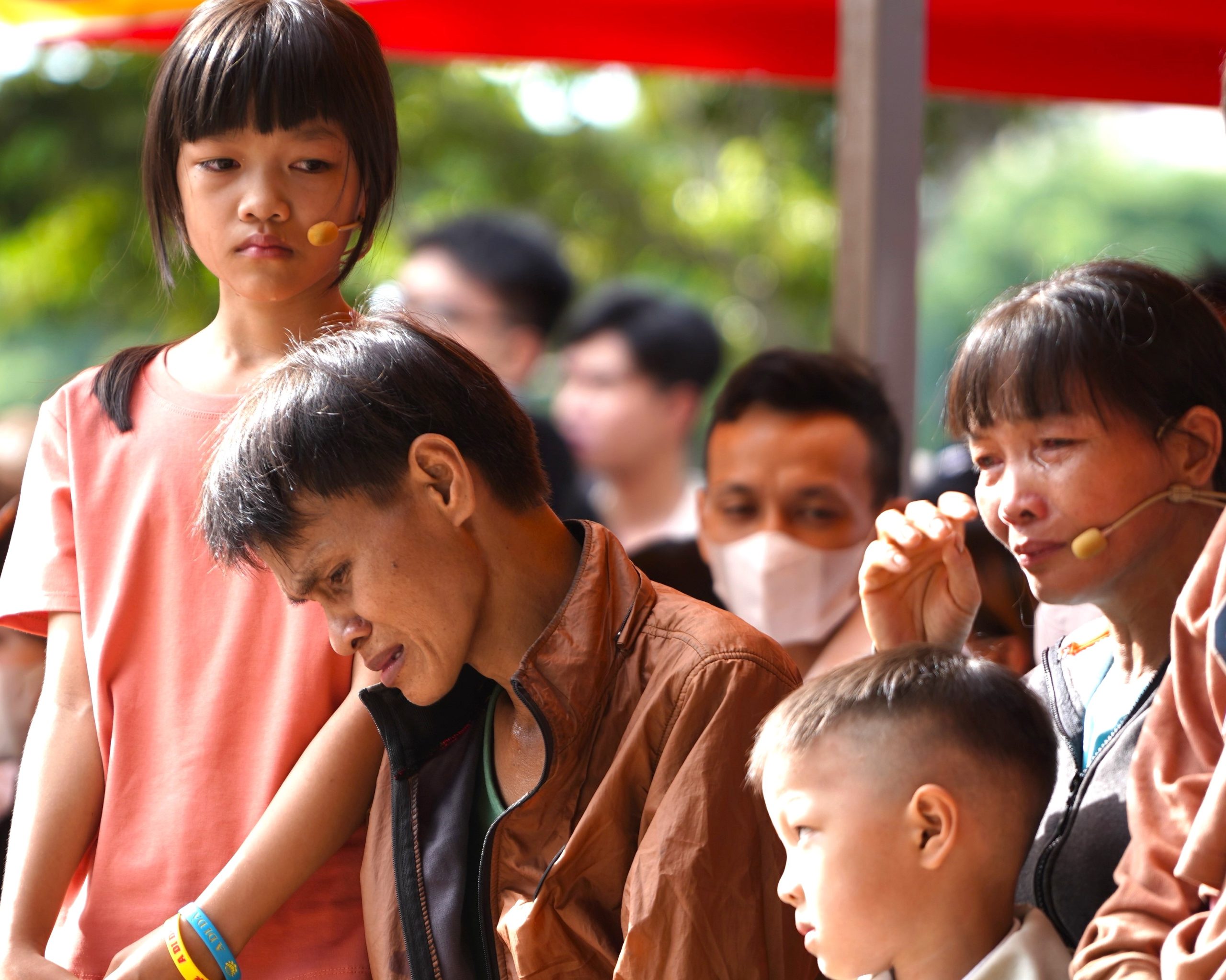 Những giọt nước mắt là nỗi đau, là tình thương, là sự khát khao được vươn lên thoát khỏi nghèo khó và bệnh tật.