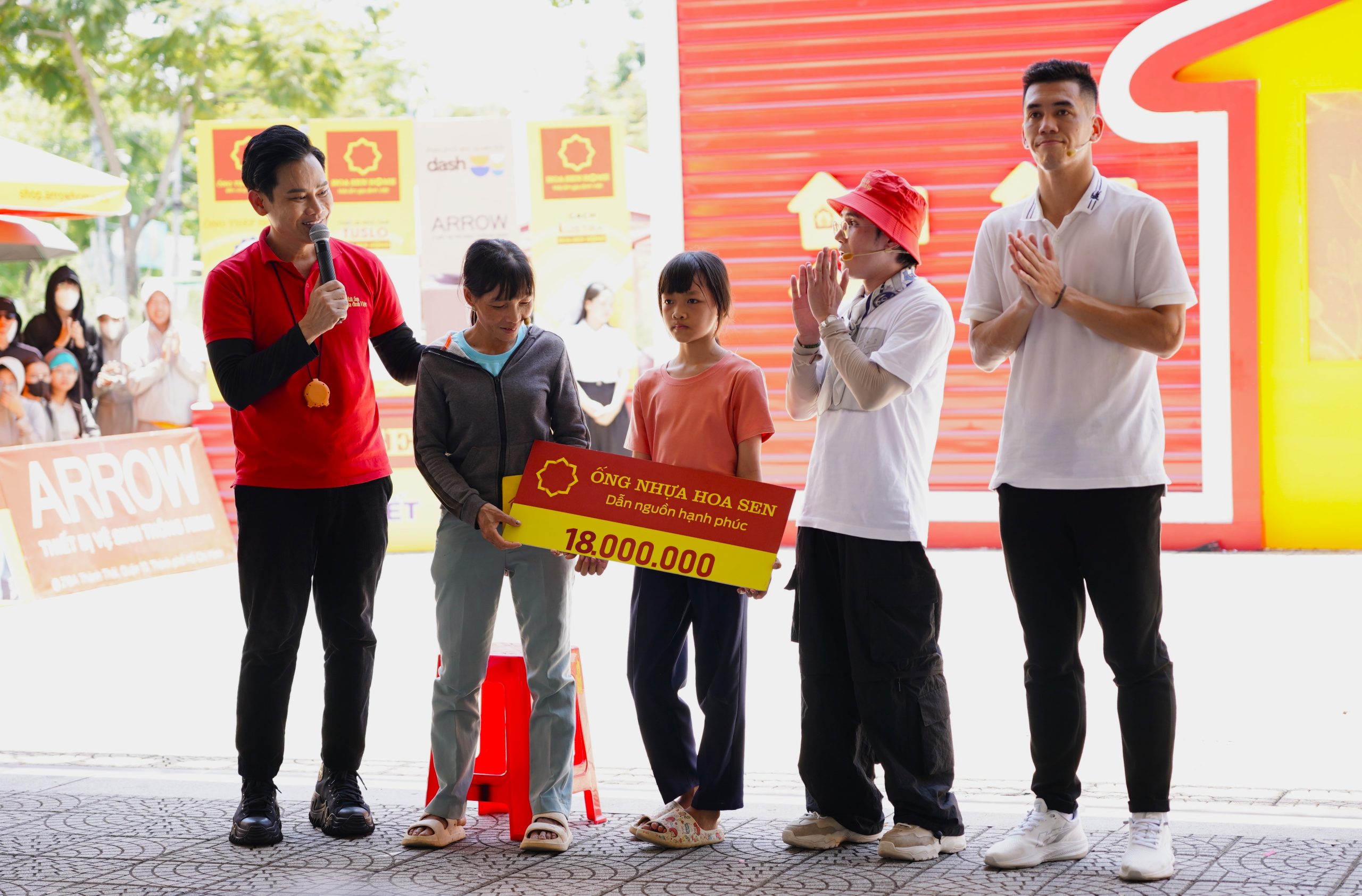 Gia đình em Huỳnh Thị Xuân Nhẫn về ba.