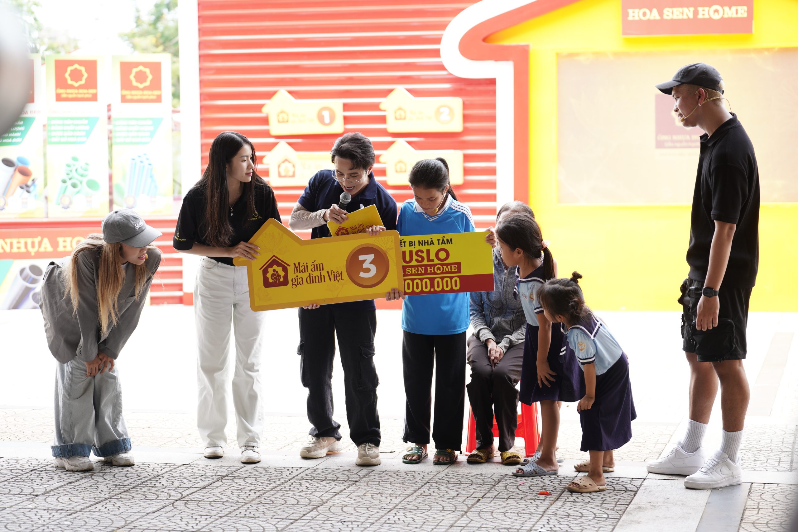 Gia đình em Trần Thị Thủy Tiên về ba.