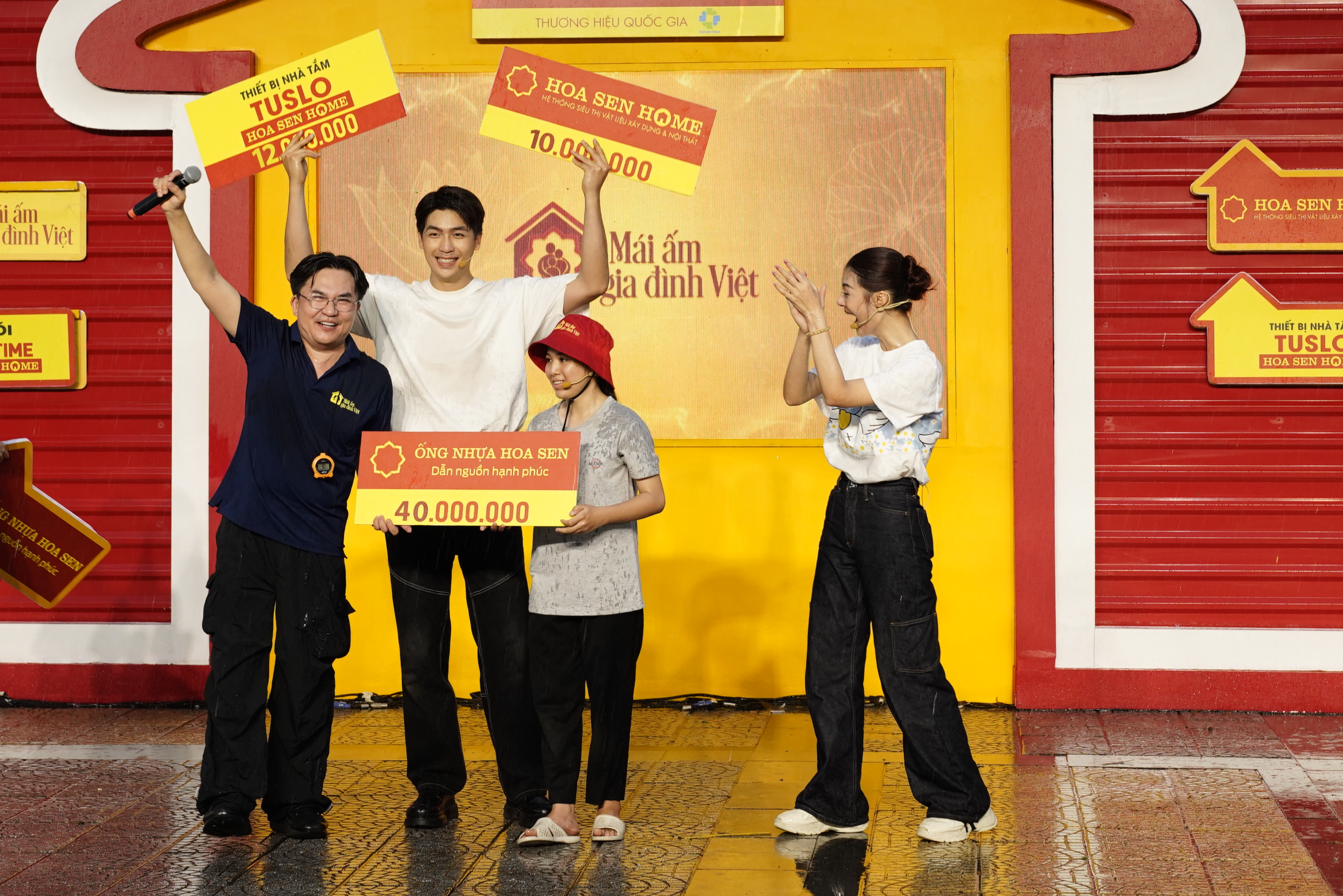 Gia đình em Cao Ngọc Bảo Châu về nhất.