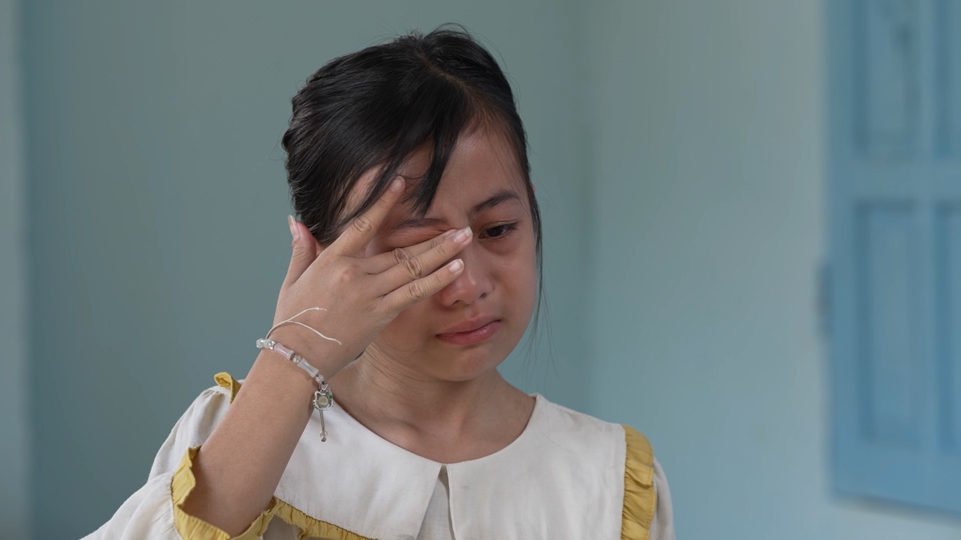 Đôi mắt ngấn lệ của bé gái 10 tuổi khiến ai chứng kiến cũng nghẹn ngào, tuổi thơ em gắn liền với mất mát và thiếu thốn.