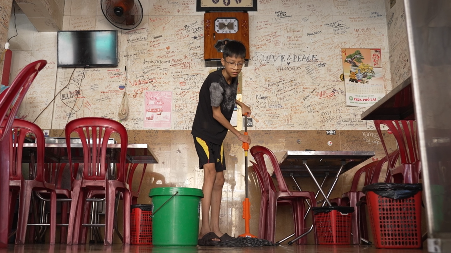 Không chỉ học giỏi, Quốc Bảo còn quán xuyến việc nhà để đỡ đần mẹ bệnh tật.