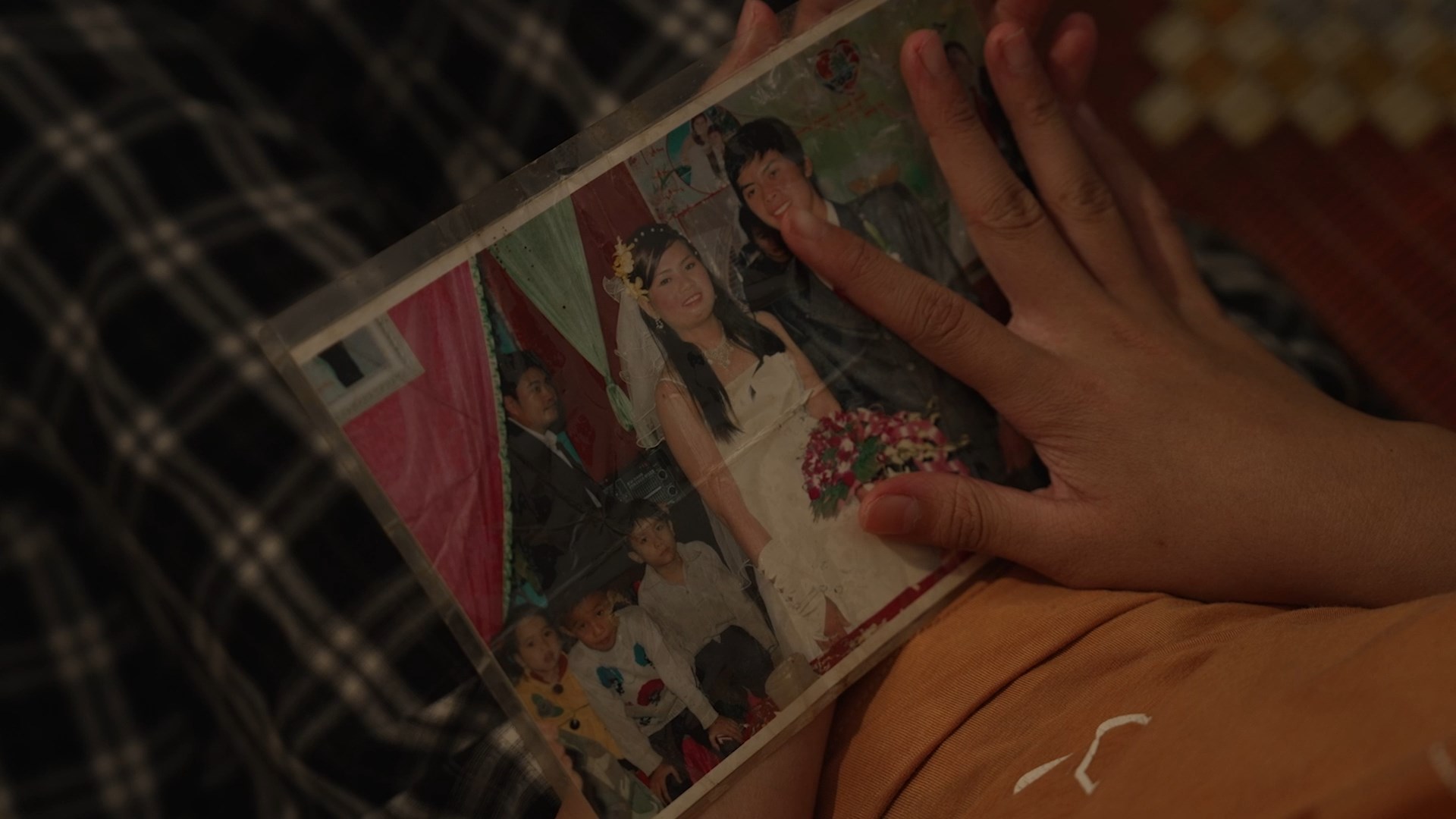 Mỗi lần nhớ cha, Lê Na lại ngồi lặng trước tấm hình cũ.