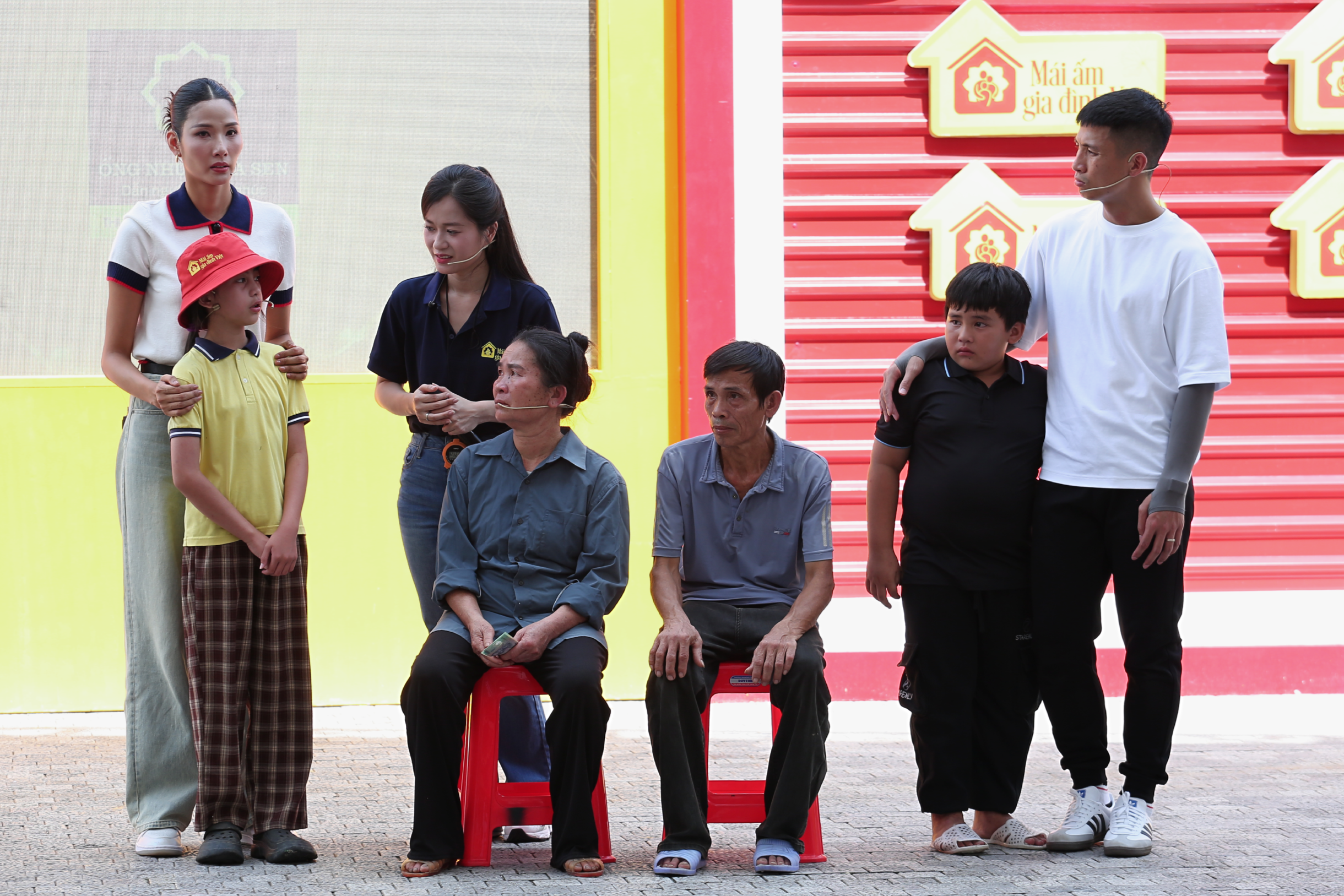 Ông bà nội cùng bé Lê Na và em trai Thịnh tại chương trình “Mái ấm gia đình Việt”.