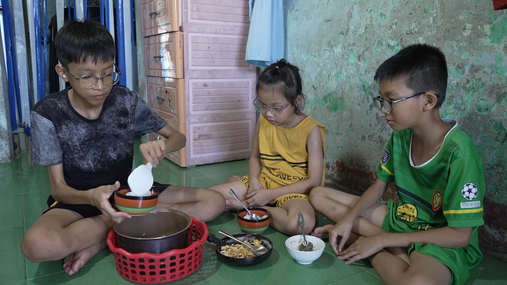 Dù bữa cơm chỉ có vài món đơn giản, ba anh em Quốc Bảo vẫn luôn nhường nhịn nhau.