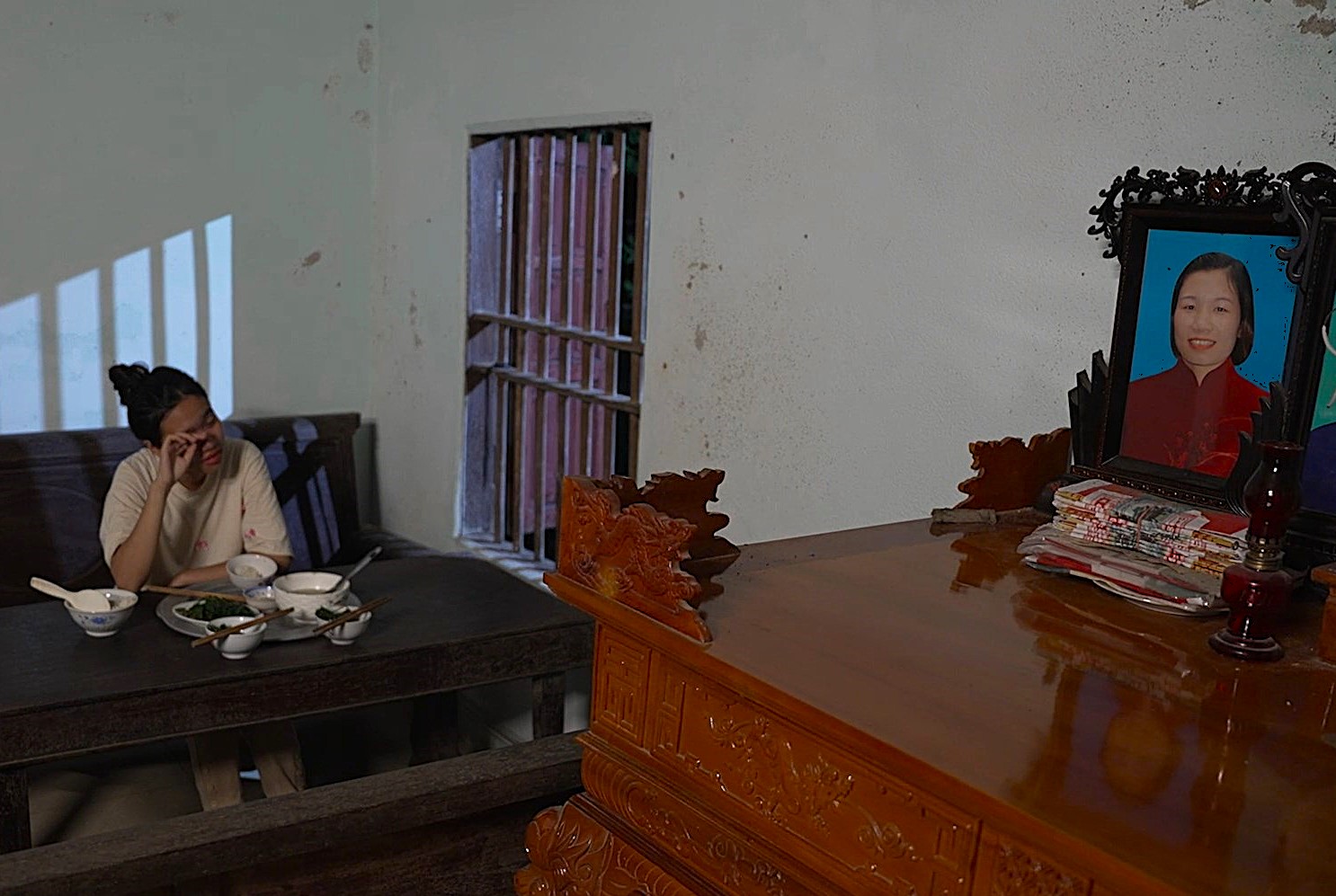 Giữa căn nhà vắng lặng, Bảo Châu khóc nức nở bên di ảnh mẹ, nơi em tìm về chút hơi ấm cuối cùng còn sót lại.