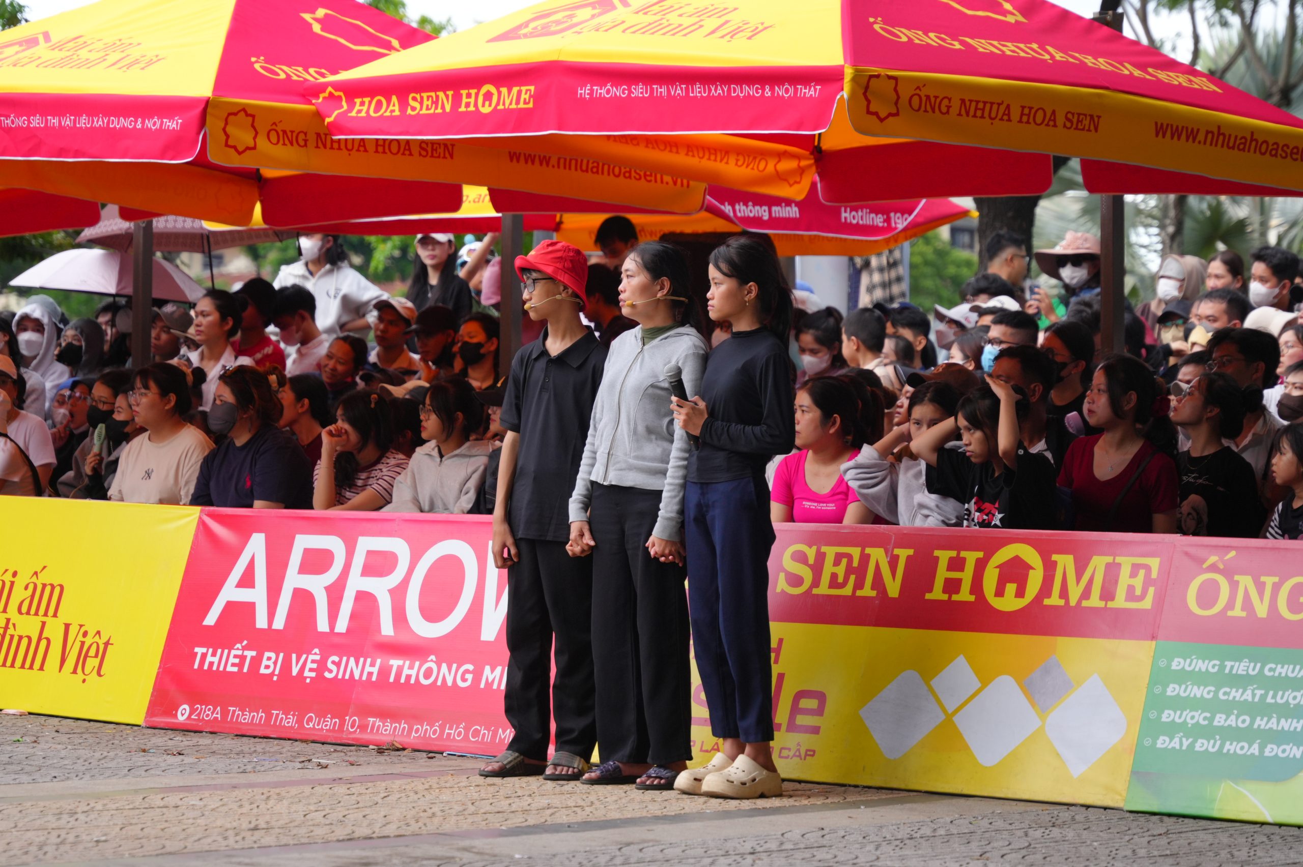 Em Xuân Duy cùng mẹ và em gái tại trường quay Mái ấm gia đình Việt.