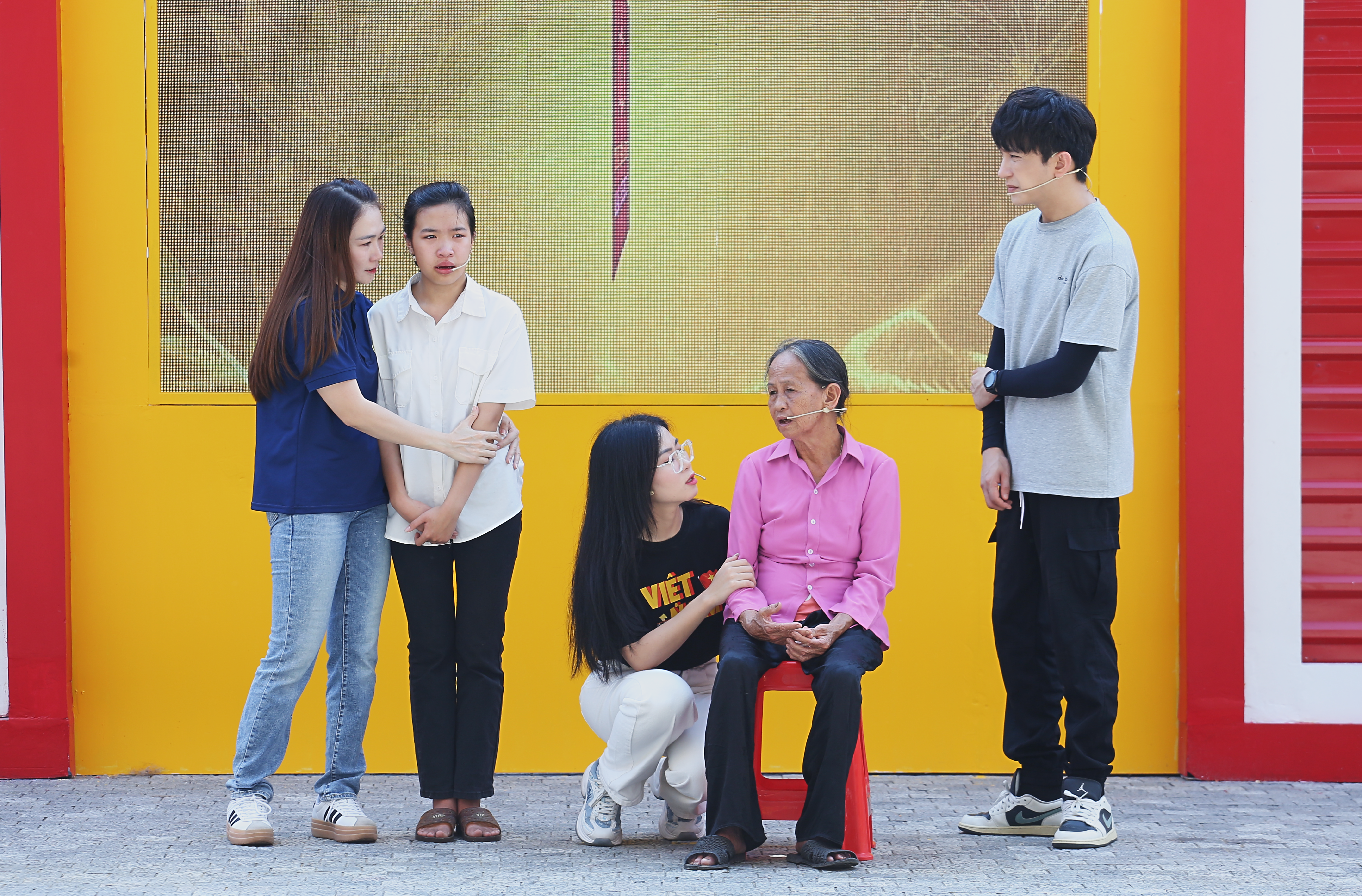 Cả ba nghệ sĩ xót xa khi chứng kiến sự cô đơn và trưởng thành bất đắc dĩ của cô bé Bảo Châu.