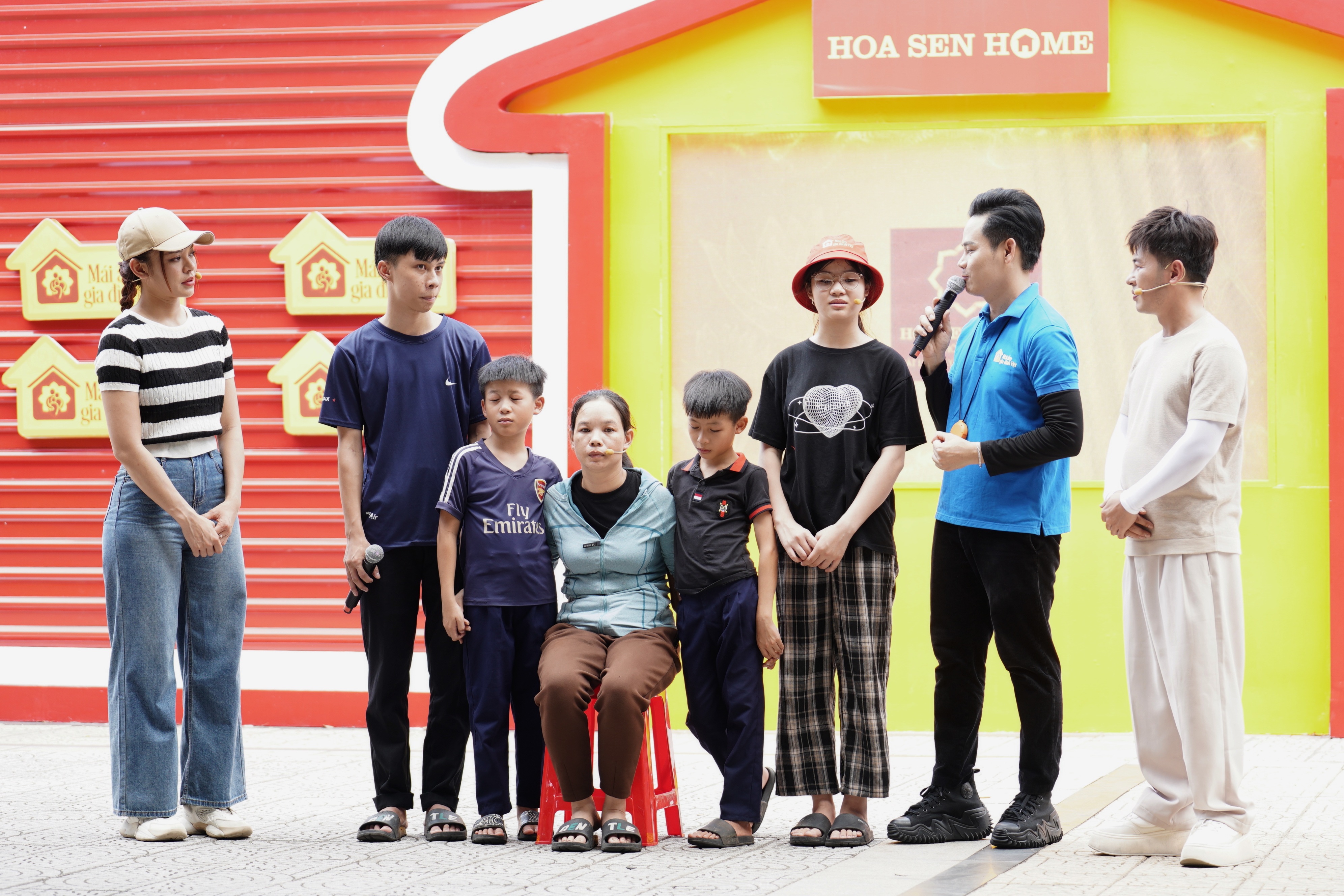 Chị Tình cùng nỗi lo lắng bệnh tật và cơm áo. Điều đó khiến chị sợ không thể lo cho các con đến nơi đến chốn.