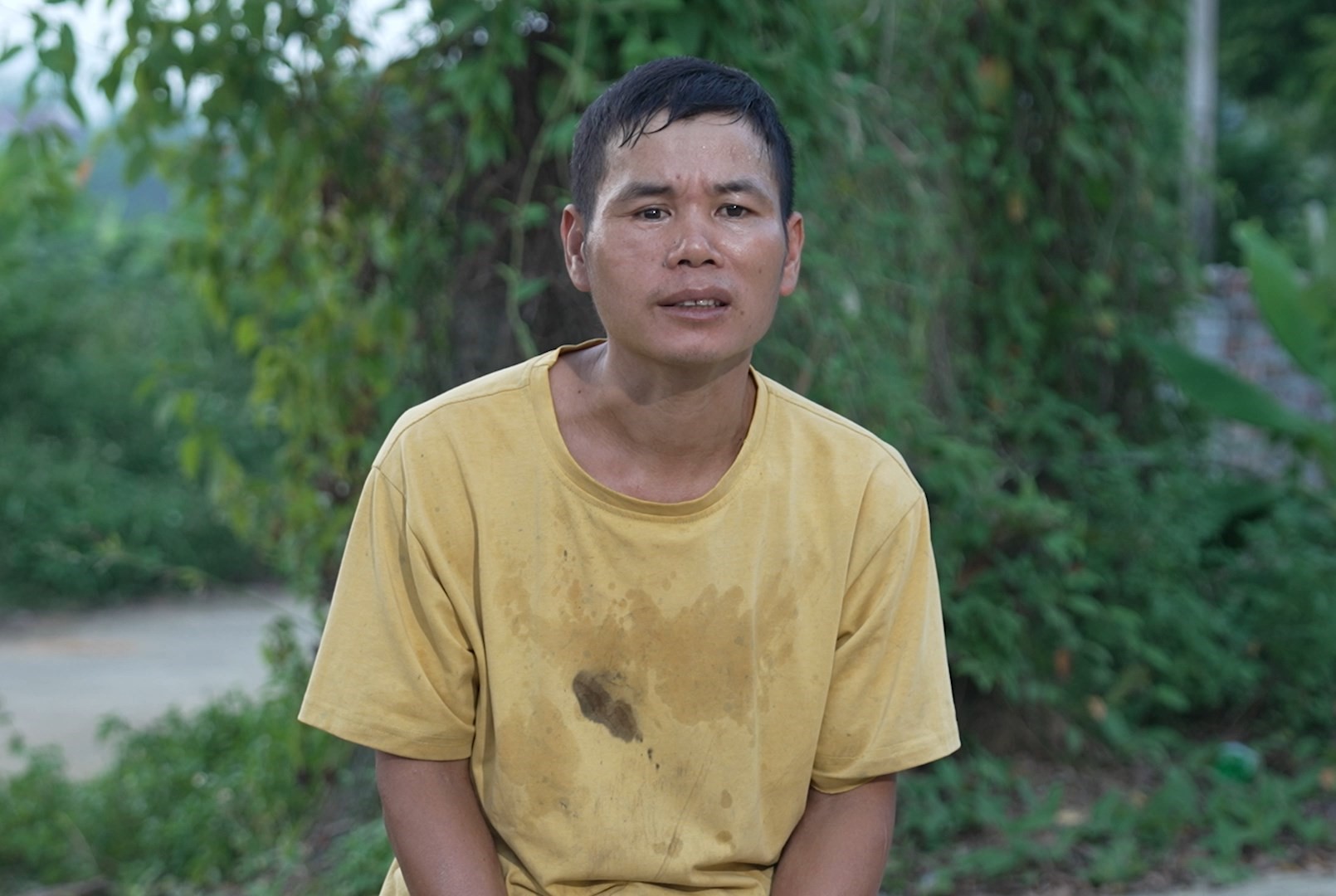 Sức khỏe suy giảm sau nhiều tai nạn, anh Tùng không ngừng cố gắng vì con.