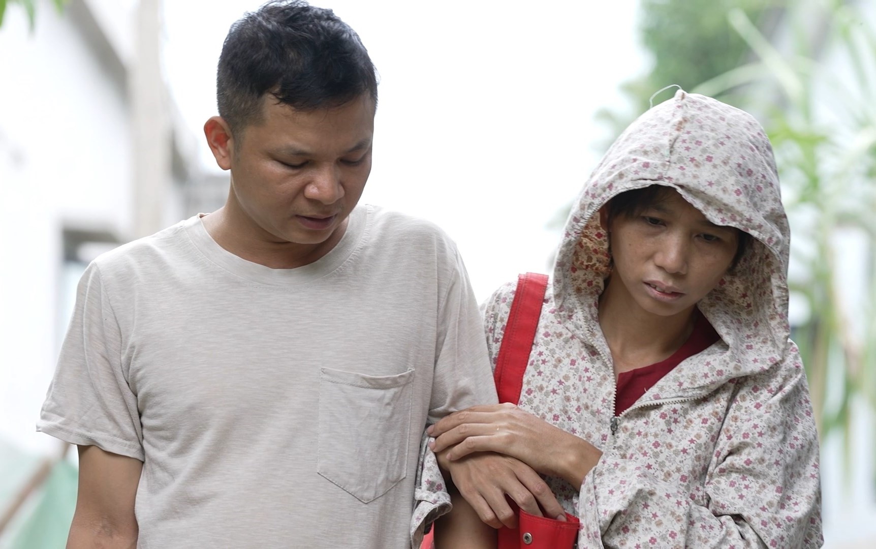 Dù mang trong mình bệnh tật hiểm nghèo, cha mẹ em Hữu Bảo vẫn là chỗ dựa tinh thần lớn nhất cho hai con nhỏ.