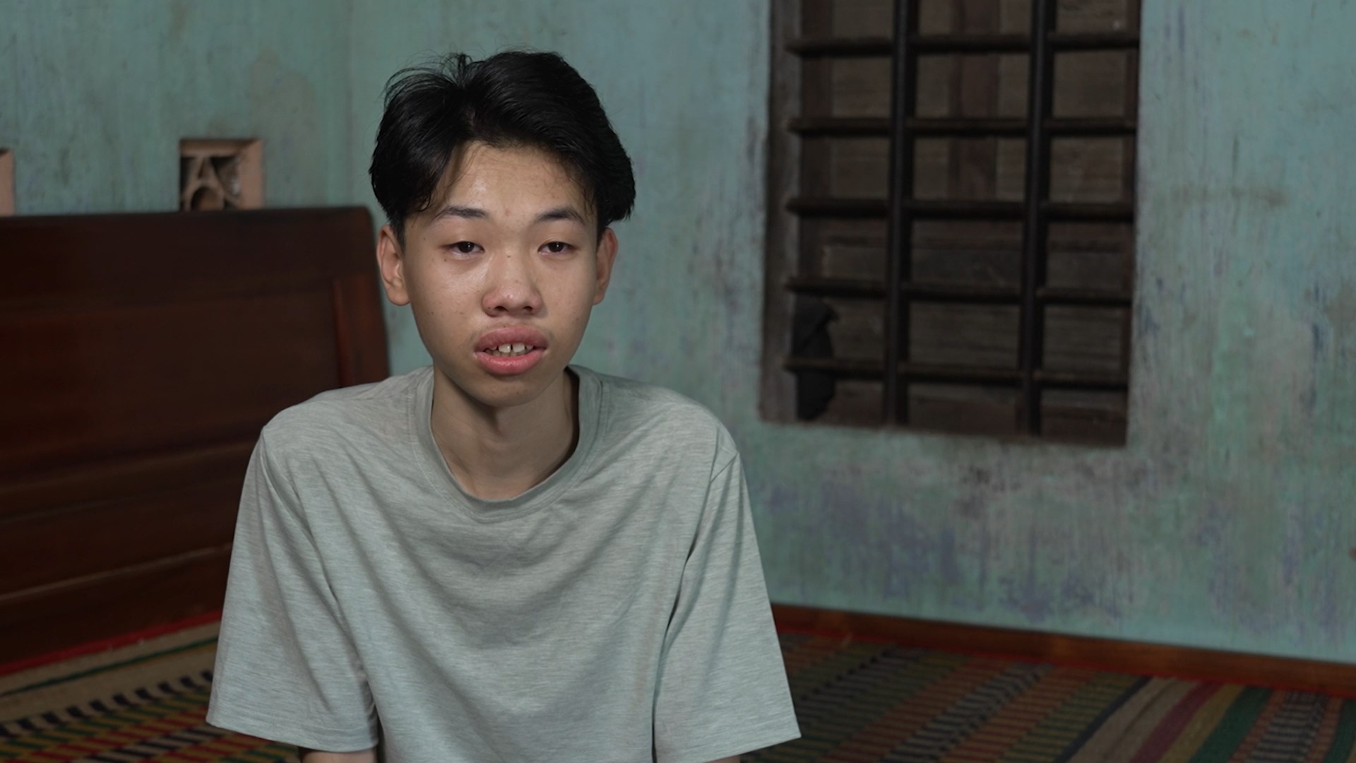 Dù vóc dáng nhỏ bé, gầy gò, nhưng em Hữu Phú mang trong mình một ý chí mạnh mẽ khiến nhiều người xúc động.