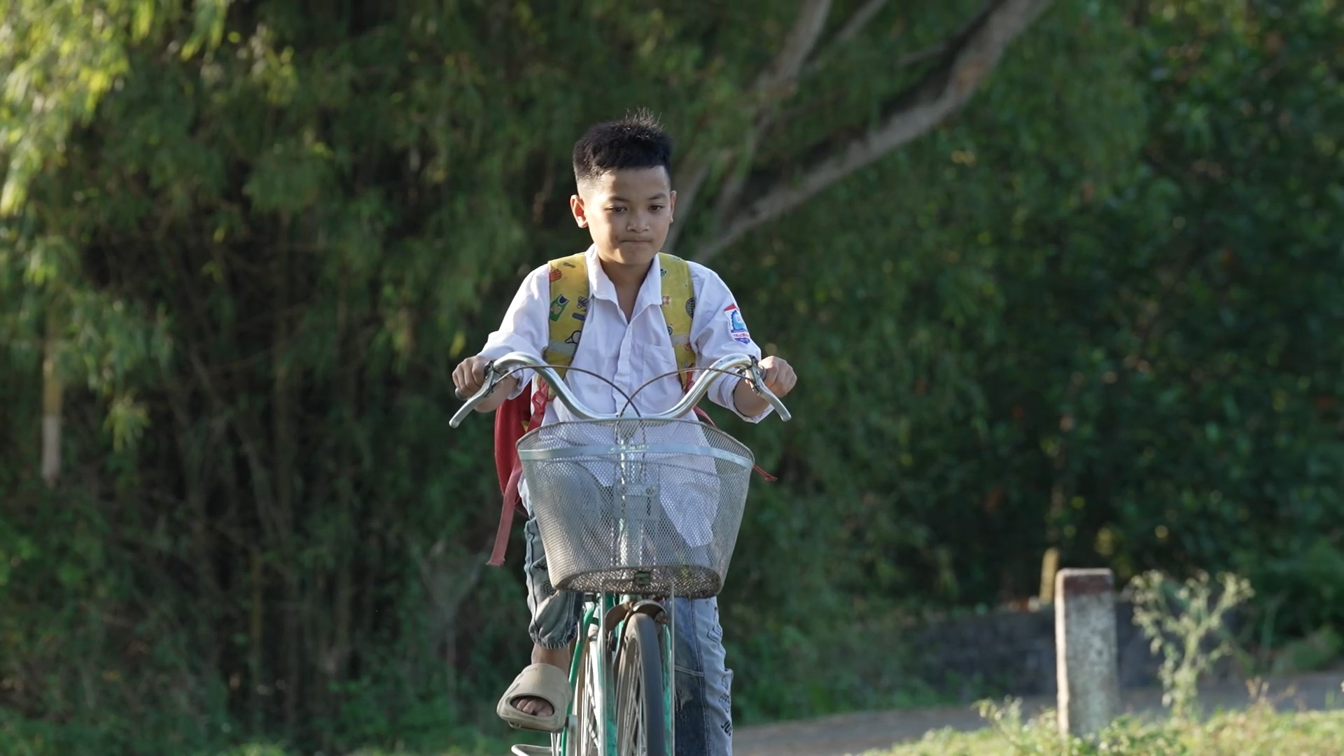 Đức Thiện chăm chỉ đến trường, mang theo niềm hy vọng và ước mơ tương lai.