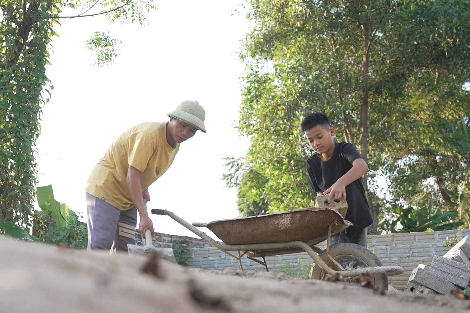 Dù bị tai nạn và thương tật nhiều, anh Tùng vẫn gồng gánh kiếm tiền lo cho các con. Còn Đức Thiện luôn phụ giúp cha khi có thể.