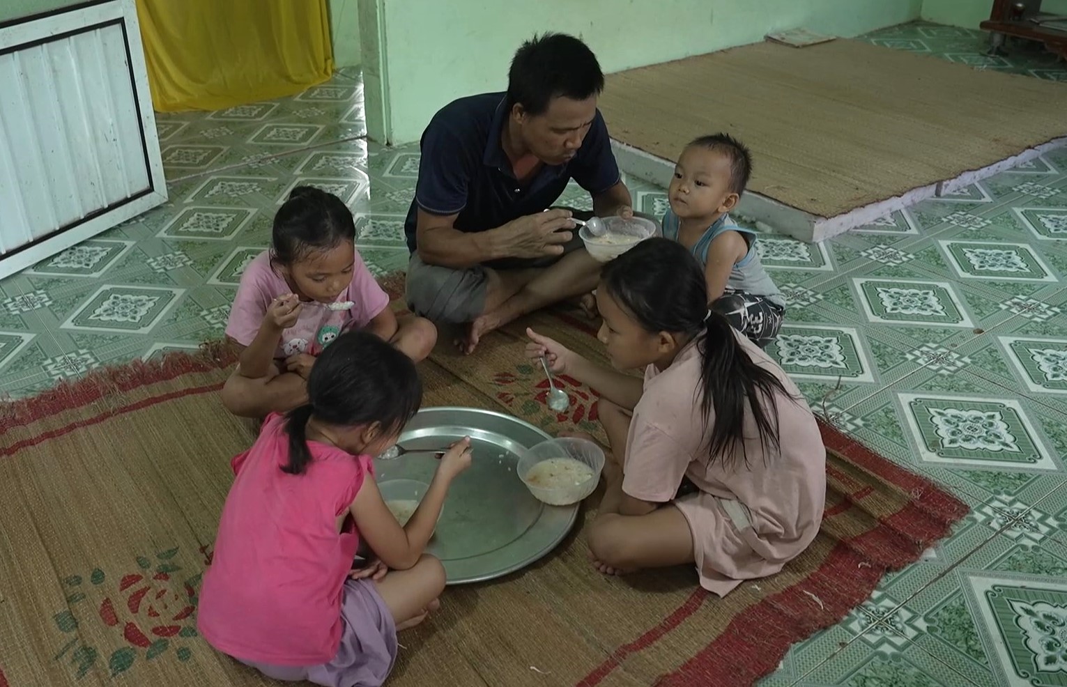  Anh Hồ Văn Định, người cha sinh năm 1990 vừa lo cho bốn con nhỏ, vừa chăm cha già bị tai biến, sau khi vợ mất vì nhiễm trùng máu cuối tháng 6/2025.