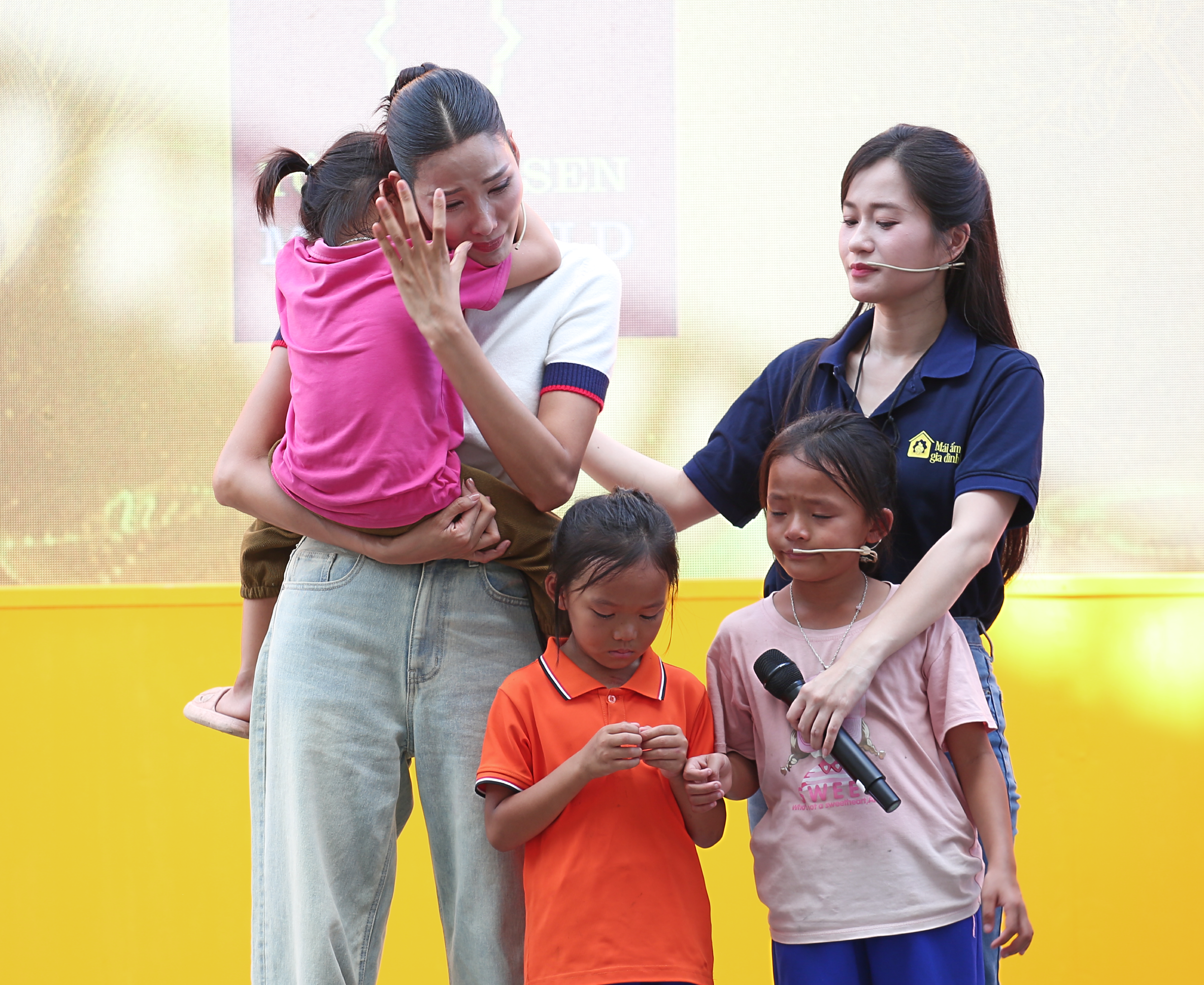 Siêu mẫu Hoàng Thùy bật khóc khi em gái của bé Thùy ôm chặt lấy cô – cái ôm như tìm lại hơi ấm của mẹ khiến cả trường quay lặng đi.