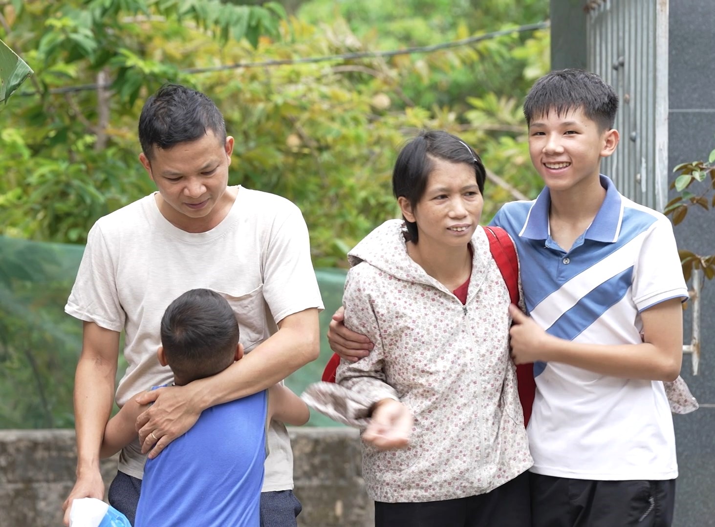 Khoảnh khắc hiếm hoi cả gia đình em Hữu Bảo nở nụ cười, nhưng đằng sau nụ cười ấy là những lo toan, đau đáu cho cuộc sống còn nhiều khó khăn phía trước.