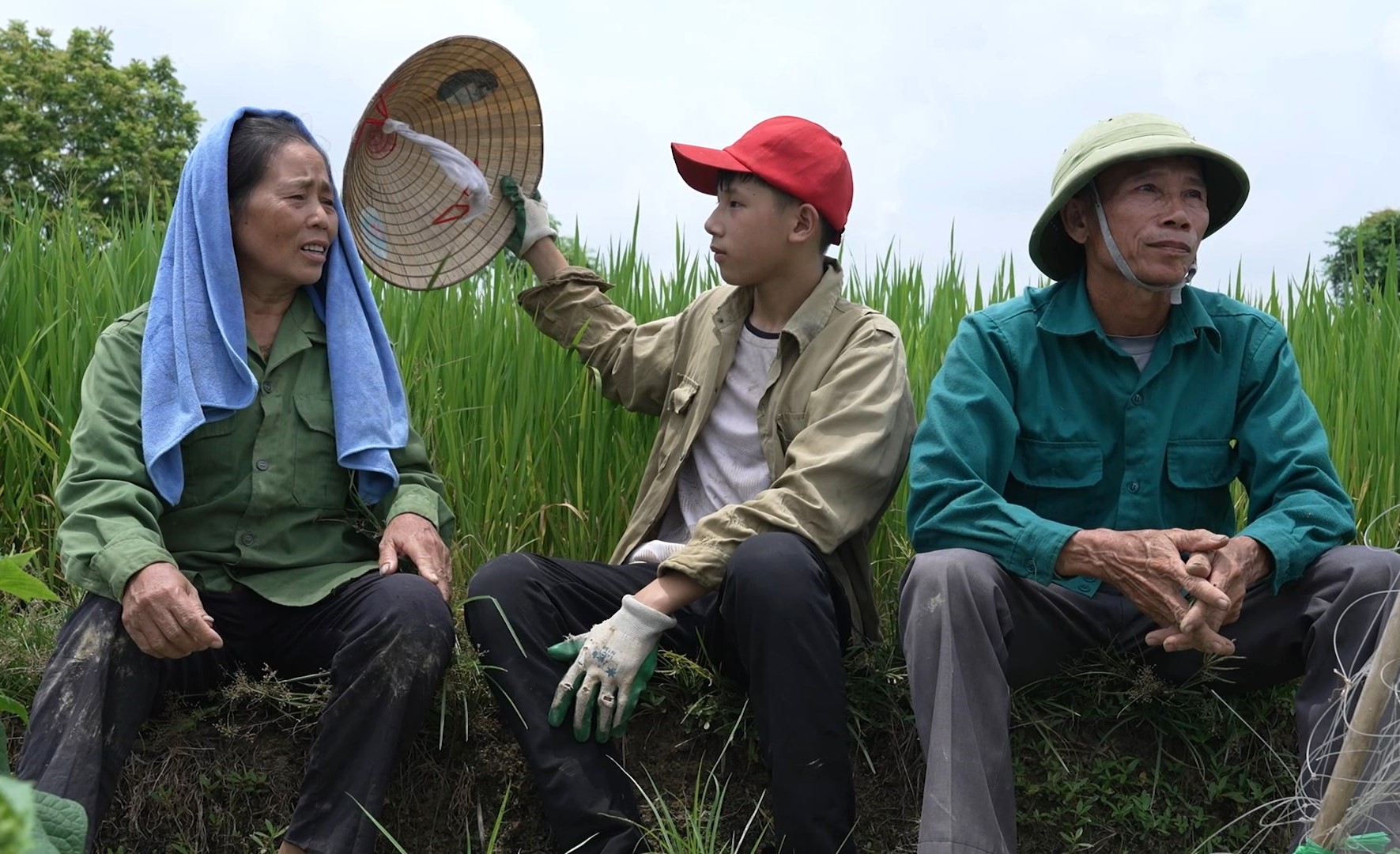 Dù mới 13 tuổi, Hữu Bảo đã biết phụ giúp ông bà ngoại công việc đồng áng, đỡ đần phần nào gánh nặng trong gia đình.