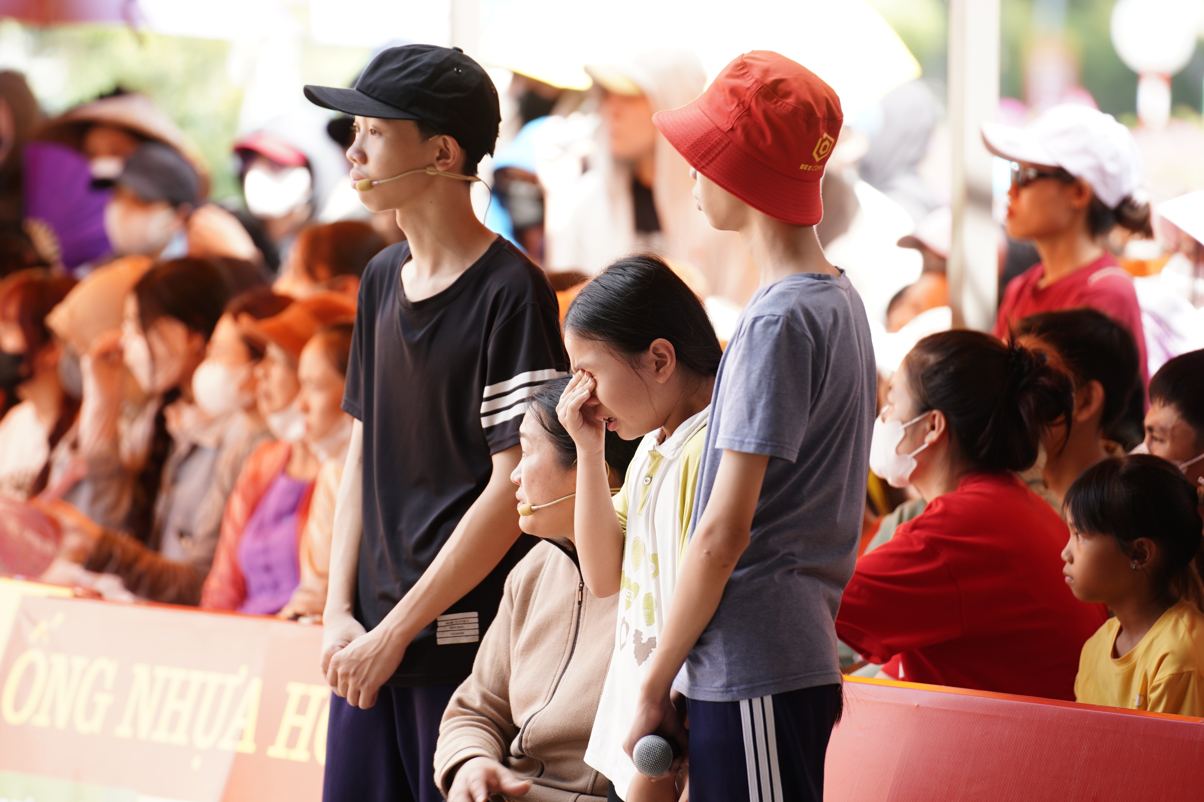 Những giọt nước mắt lặng lẽ rơi khi gia đình em Hữu Phú xem lại hành trình đầy nghị lực của chính họ.