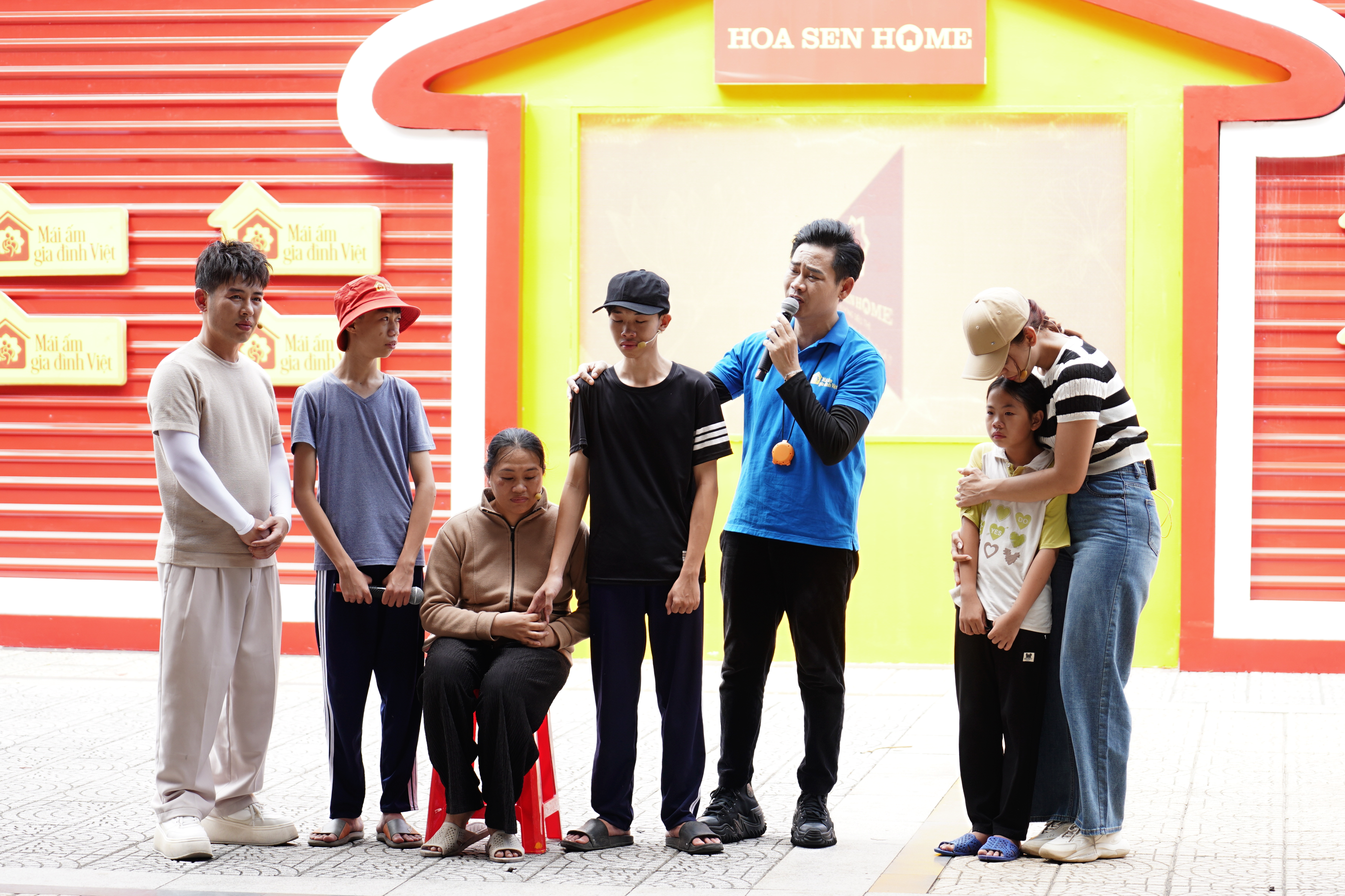 Á hậu Mai Ngô không kìm được nước mắt khi ôm em gái nhỏ của Hữu Phú vào lòng.