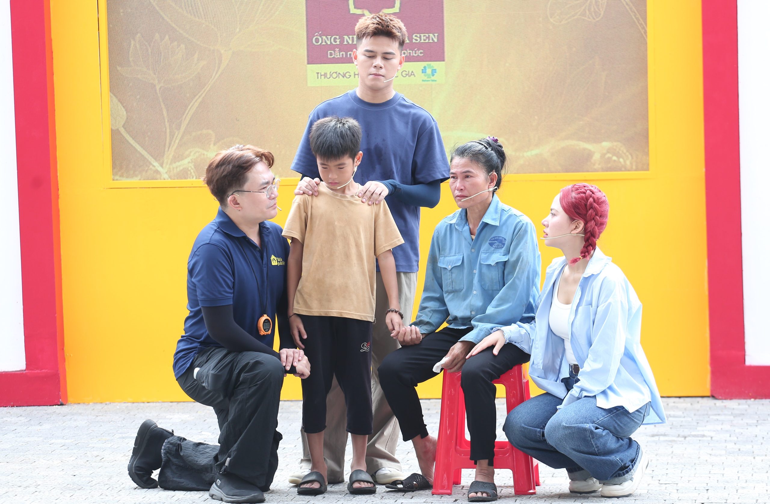 Gương mặt cúi gằm của Nhật Đình tại trường quay khiến không khí trầm lắng, một đứa trẻ quá sớm chịu nhiều tổn thương.