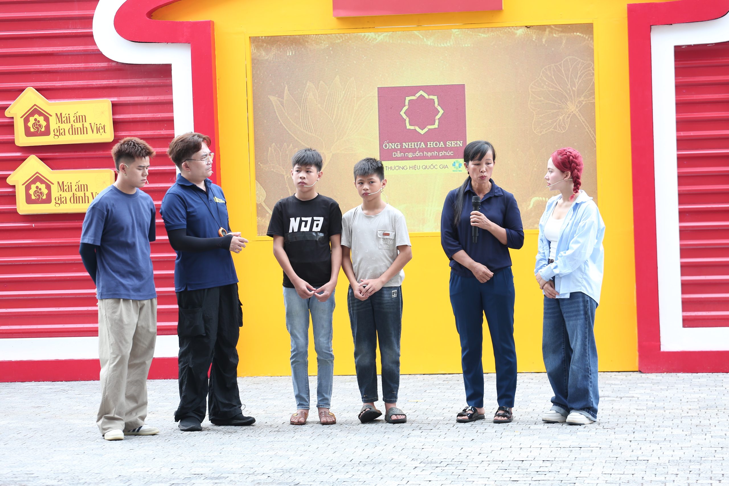 Các nghệ sĩ thể hiện sự ngưỡng mộ trước tấm lòng hy sinh thầm lặng của chị Như dành cho Văn Anh.