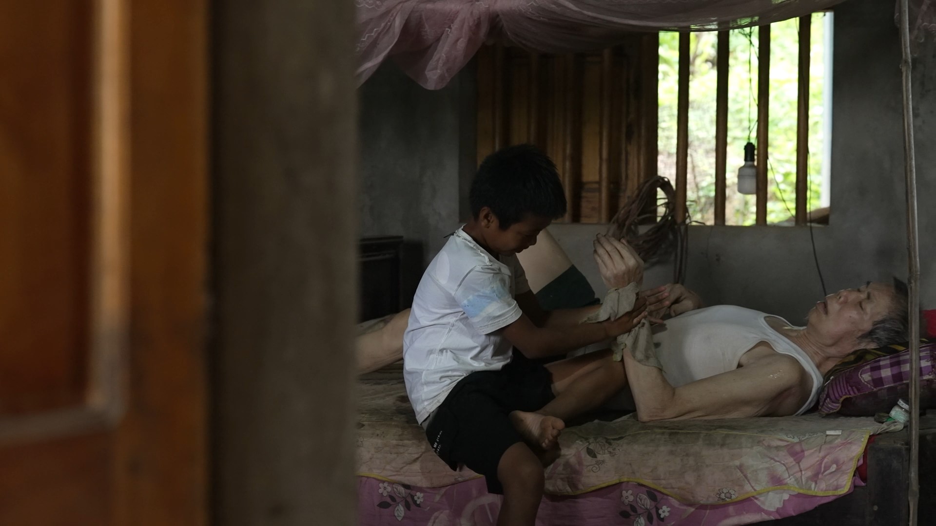 Ông ngoại Khánh Dương nằm liệt giường suốt nhiều năm sau tai biến, mọi sinh hoạt phụ thuộc hoàn toàn vào vợ và cháu.