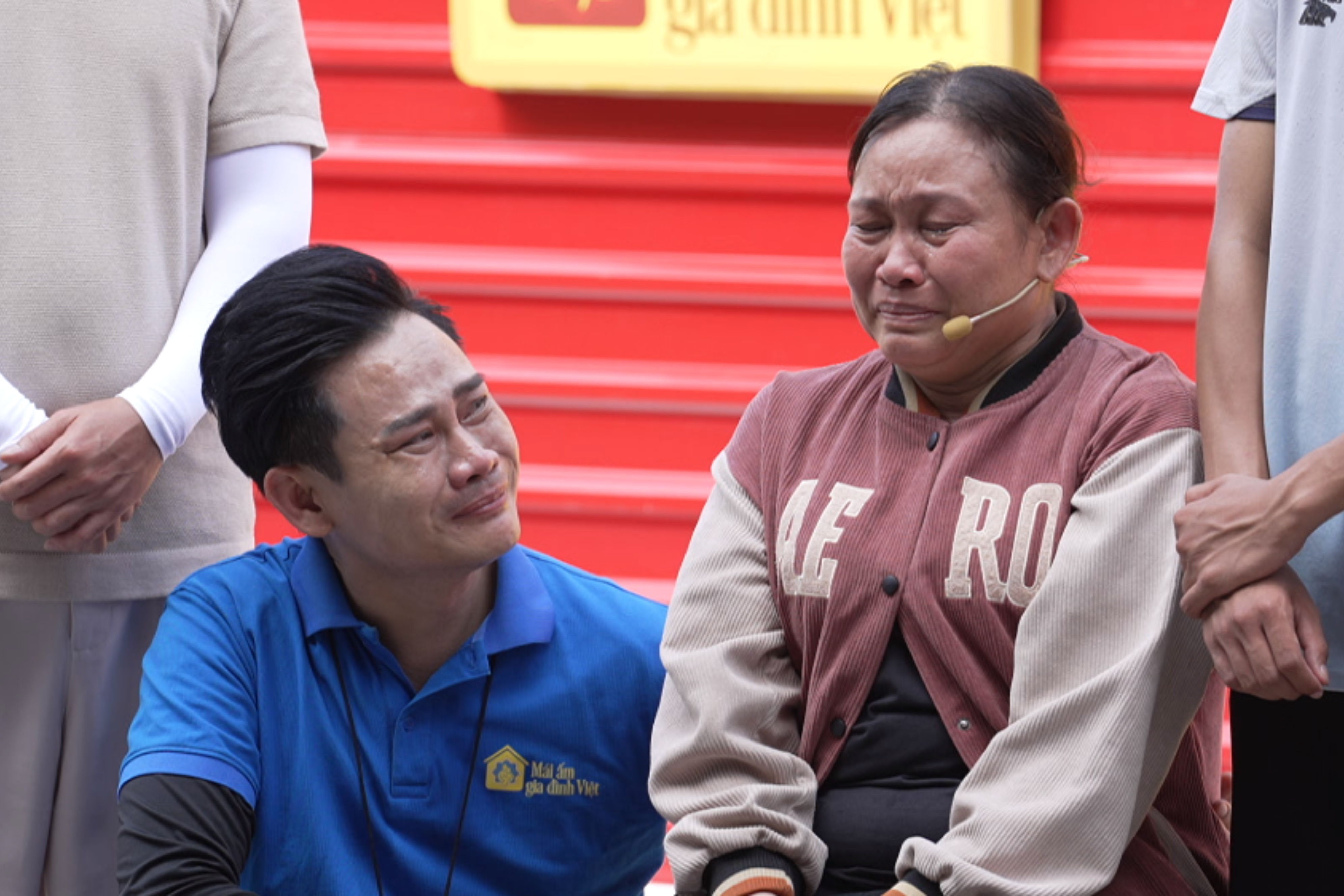 MC Dương Hồng Phúc nghẹn ngào trước sự hiếu thảo và nghị lực của chị Huệ.