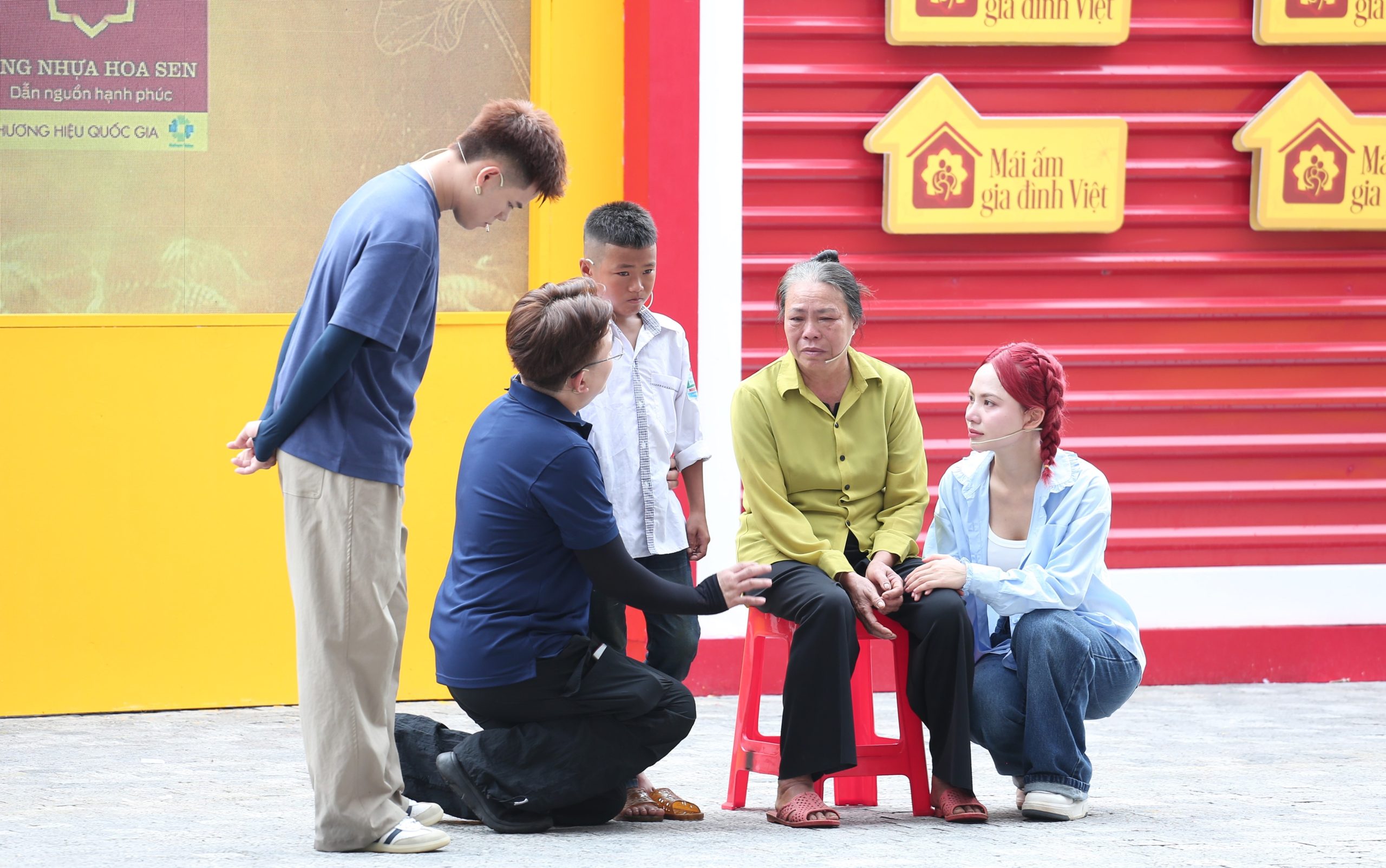 Ca sĩ Nguyễn Thái Học nghẹn lòng khi nghe Khánh Dương nói: “Con sẽ cố gắng thay mẹ chăm bà”.