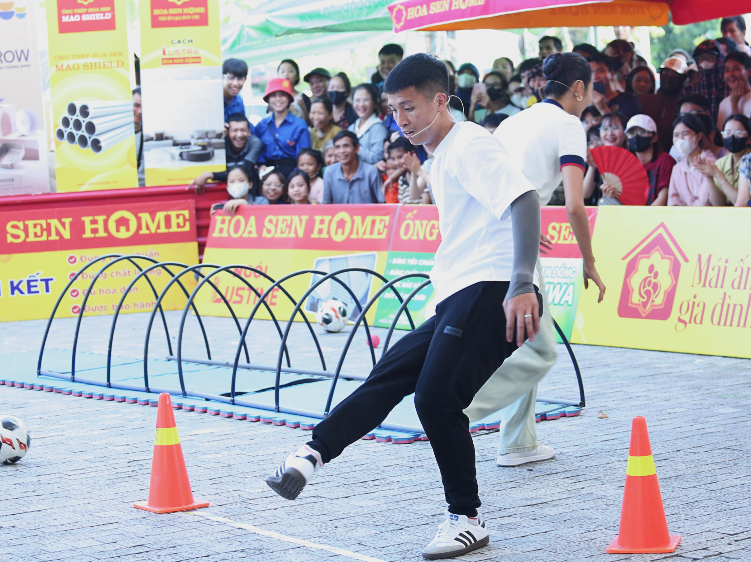 Cầu thủ Bùi Tiến Dũng ướt đẫm mồ hôi khi vượt thử thách, mang về phần thưởng cho các em nhỏ trong chương trình "Mái ấm gia đình Việt".