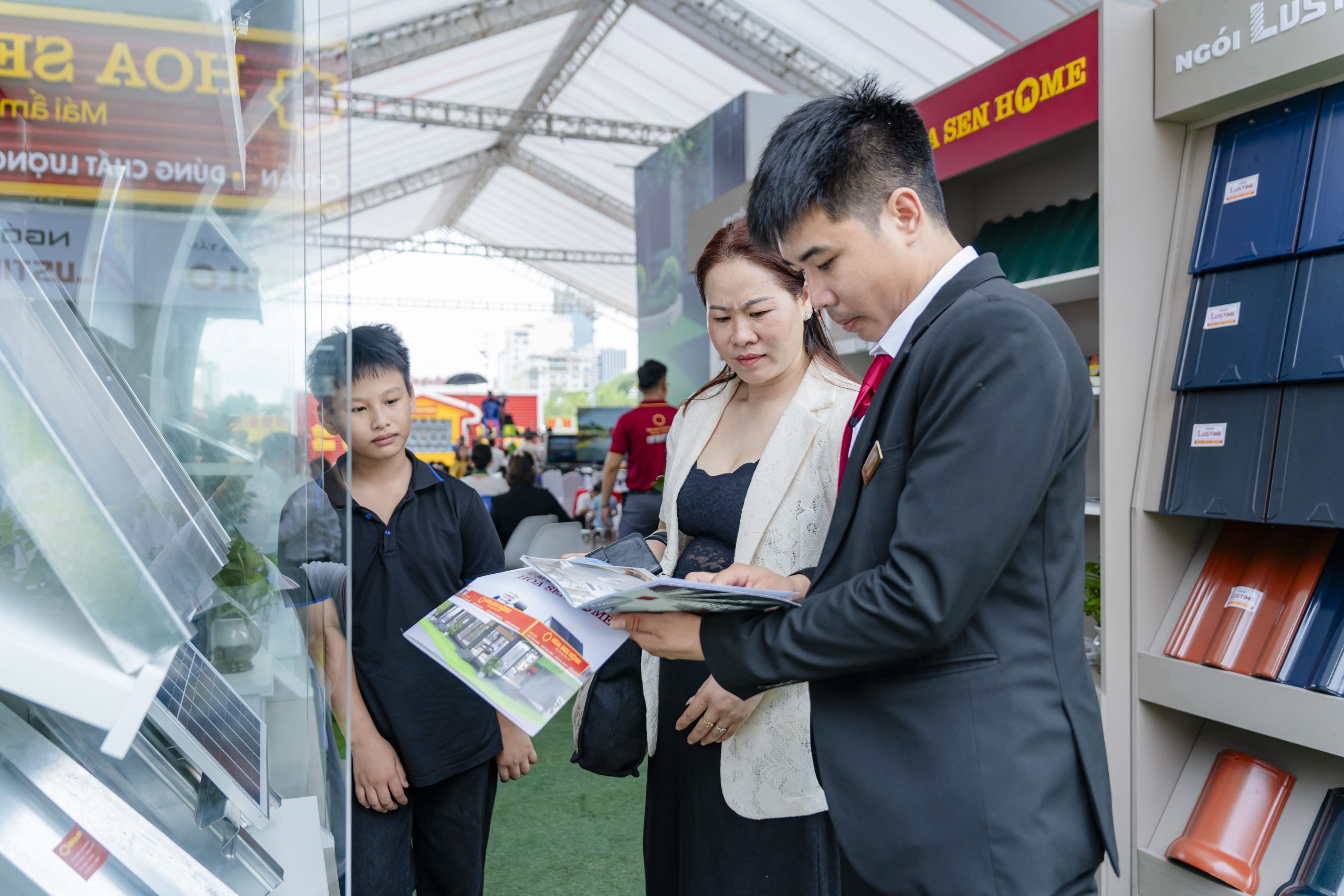 Hoạt động bán hàng kết hợp trưng bày sản phẩm quy mô lớn được xem là điểm nhấn nổi bật trong chuỗi ghi hình Mái ấm gia đình Việt tại khu vực miền Tây Nam Bộ.