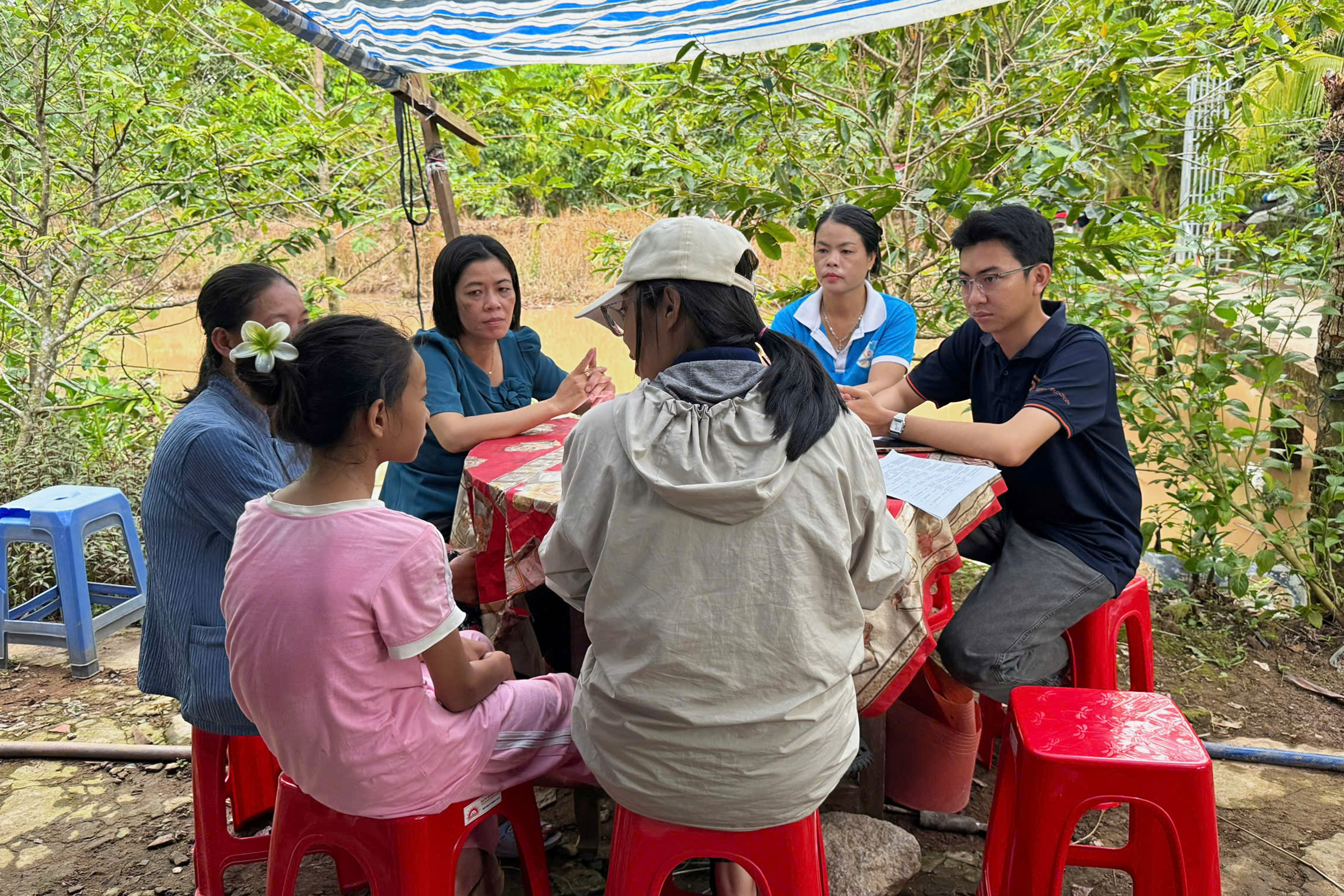Ekip Mái ấm gia đình Việt đang khảo sát các nhân vật cho đợt ghi hình tại An Giang.