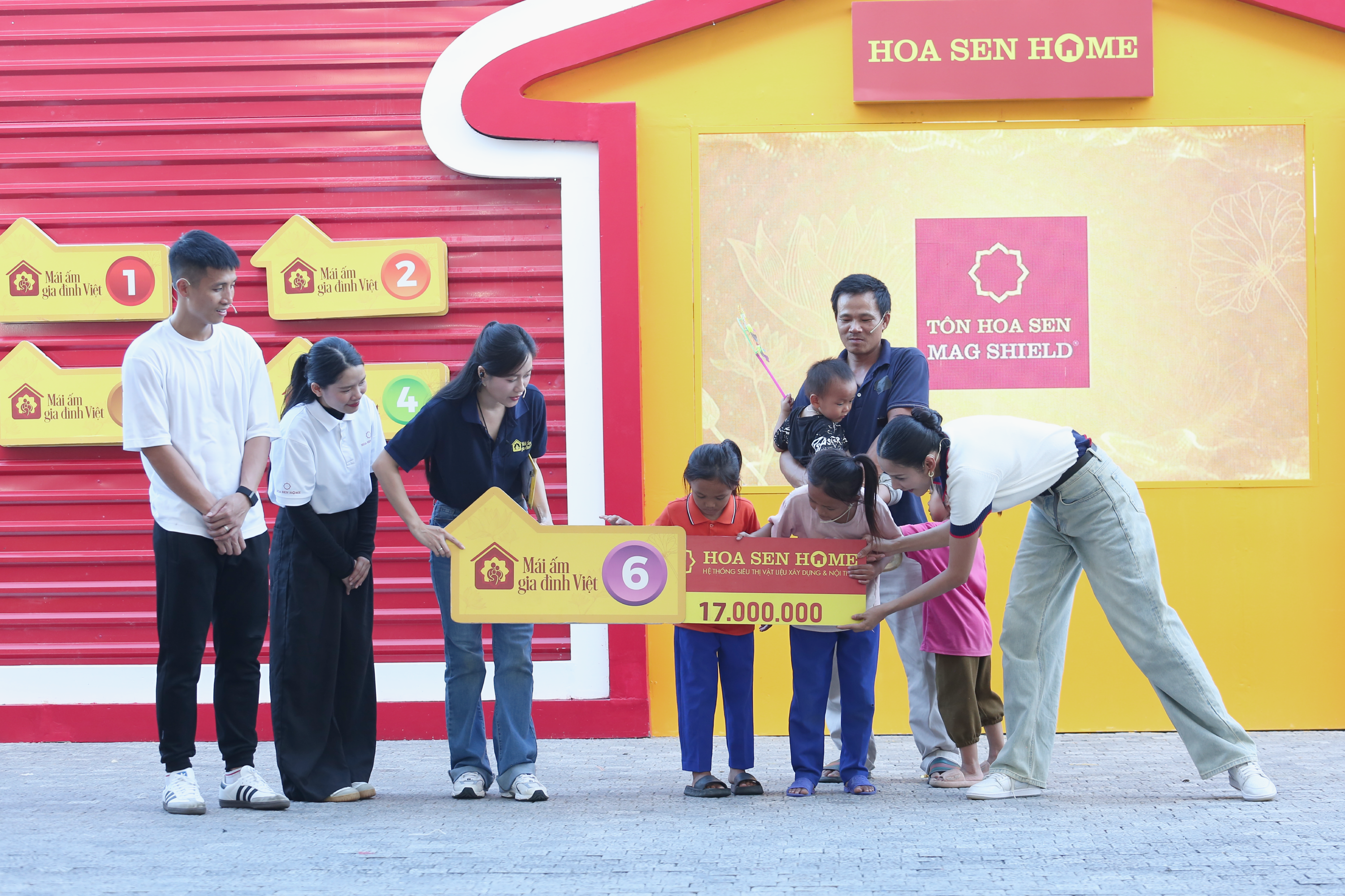 Gia đình em Hồ Thị Thùy về thứ ba.