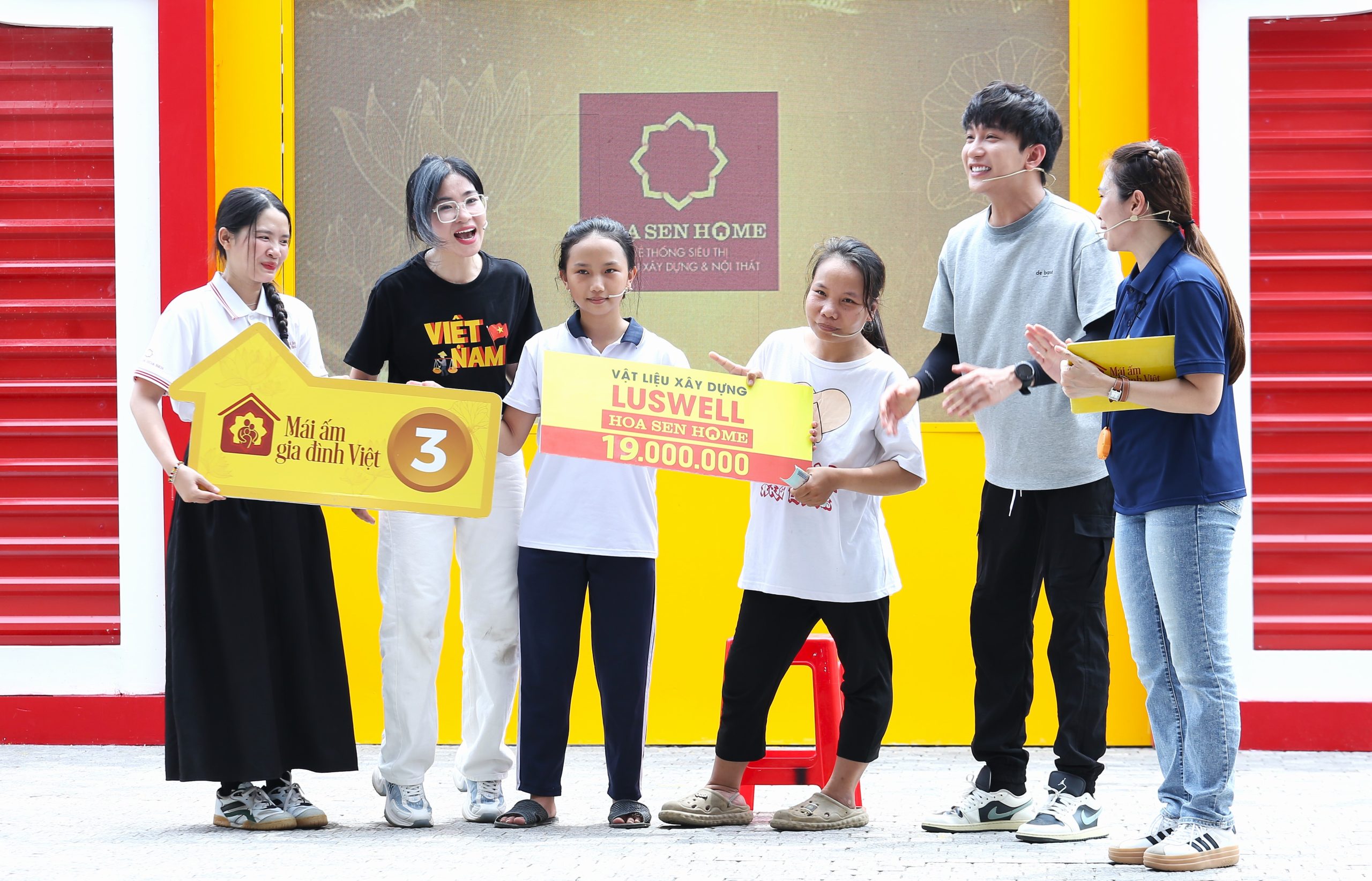 Gia đình em Thái Quỳnh Chi về thứ ba.