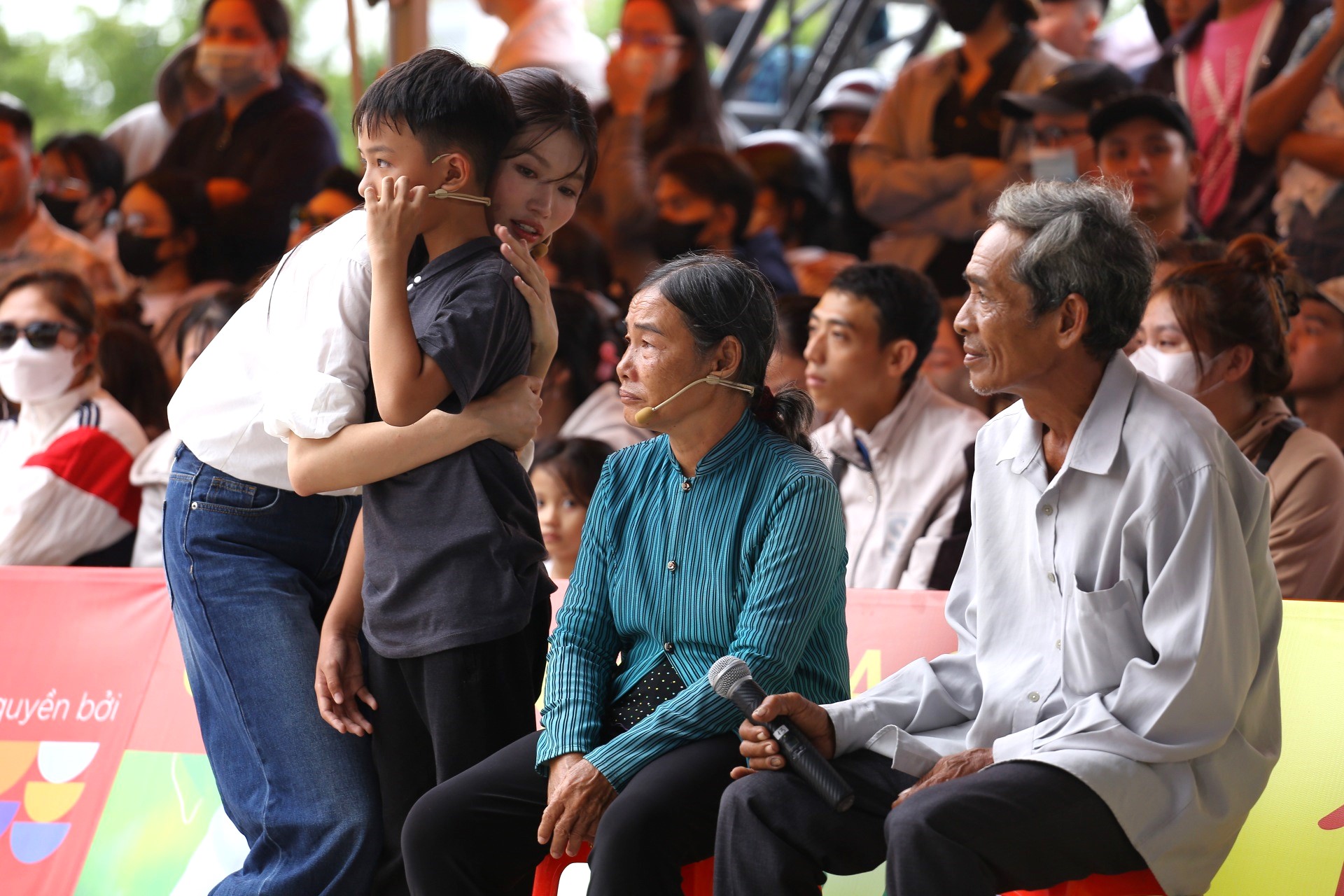 Quỳnh Châu an ủi các em nhỏ vì thấu hiểu trước những hoàn cảnh kém may mắn.