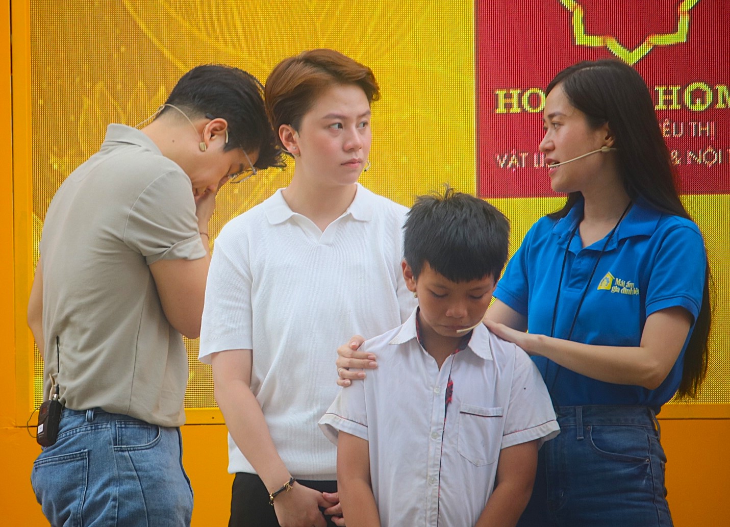 Khoảnh khắc ca sĩ Đinh Mạnh Ninh quay lưng lau nước mắt khi lắng nghe câu chuyện xúc động từ các em nhỏ.