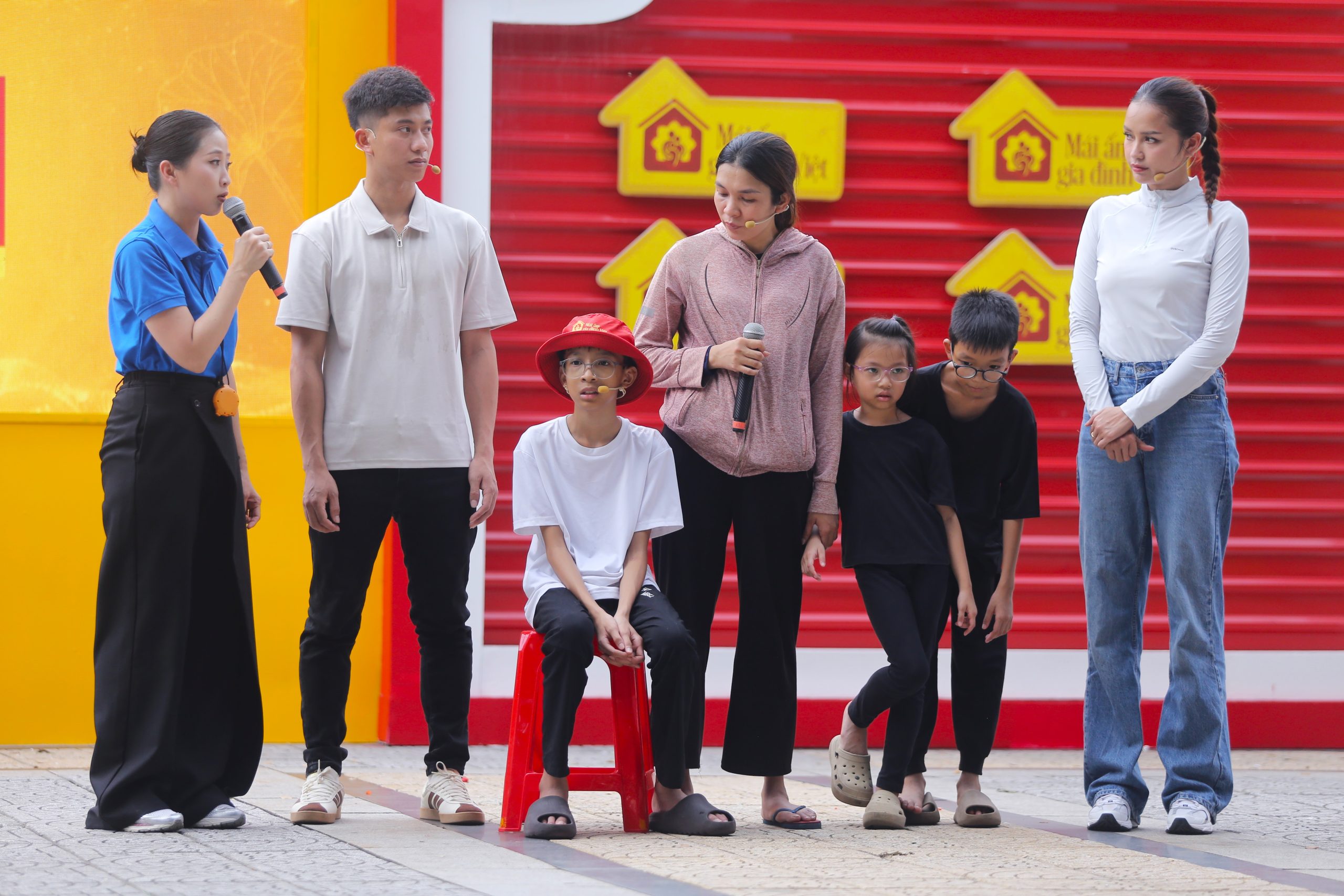 Hình ảnh người mẹ bệnh tật cùng ba đứa con nhỏ gầy gò xuất hiện tại trường quay “Mái ấm gia đình Việt” khiến nhiều khán giả nghẹn ngào.