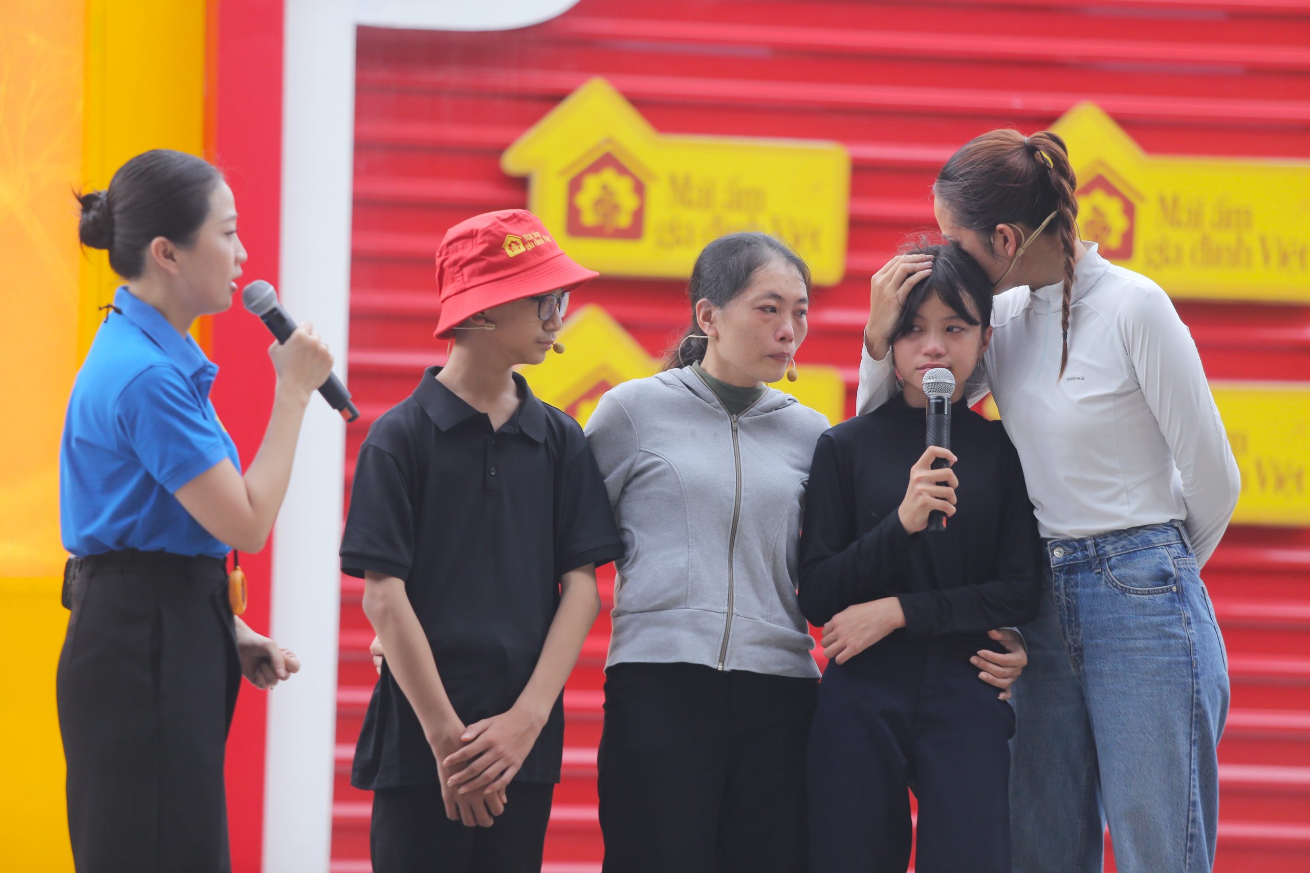 Ngọc Châu nghẹn ngào ôm em gái Xuân Duy vào lòng, xót xa trước nỗi lo “sợ mẹ mất” của cô bé nhỏ tuổi.