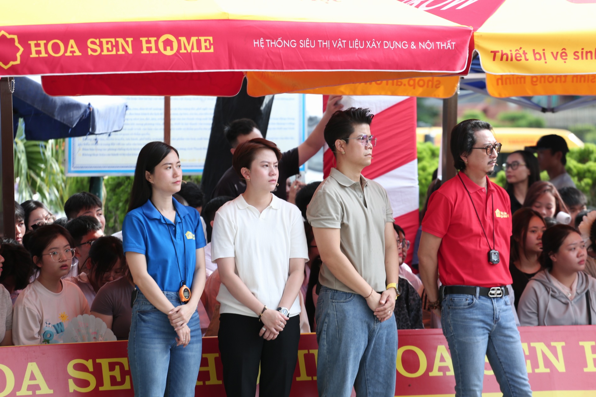 Cặp đôi Hứa Minh Đạt – Lâm Vỹ Dạ cùng nhau đảm nhận vai trò dẫn dắt chương trình. 