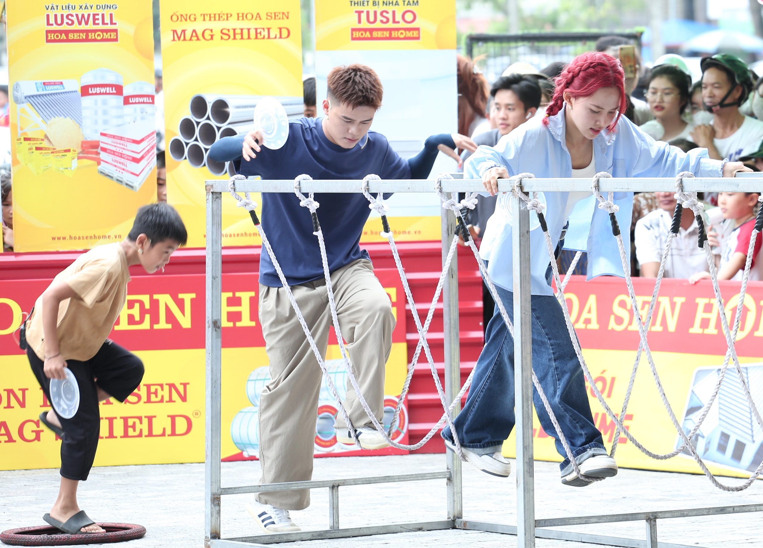 Ca sĩ Ngô Lan Hương và Nguyễn Thái Học hết mình tham gia các thử thách, mang về phần thưởng ý nghĩa cho các em nhỏ.