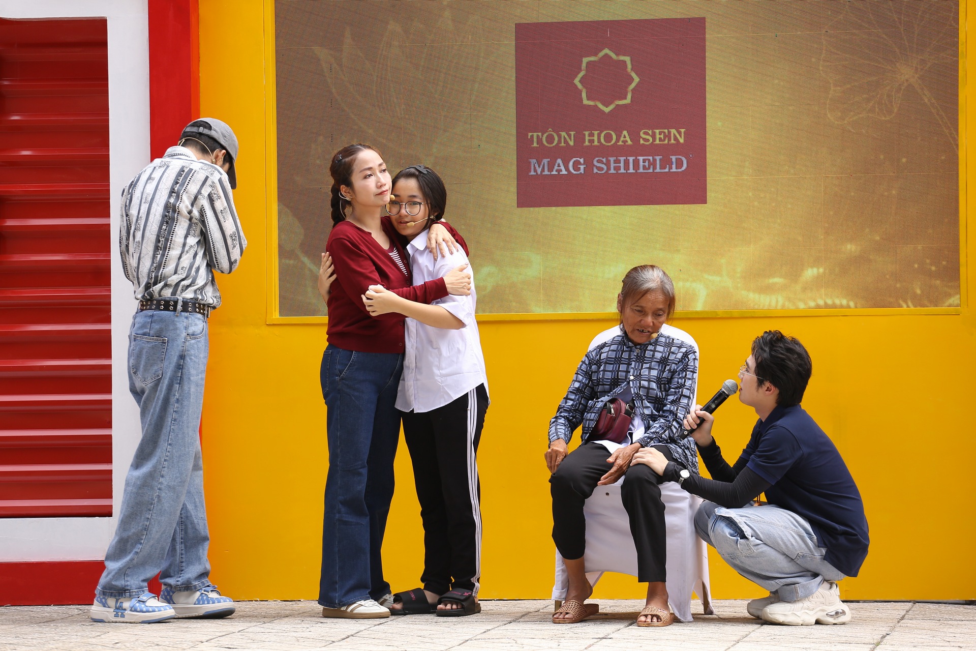 NSƯT Ốc Thanh Vân rưng rưng nước mắt khi lắng nghe câu chuyện mất mát của em nhỏ.